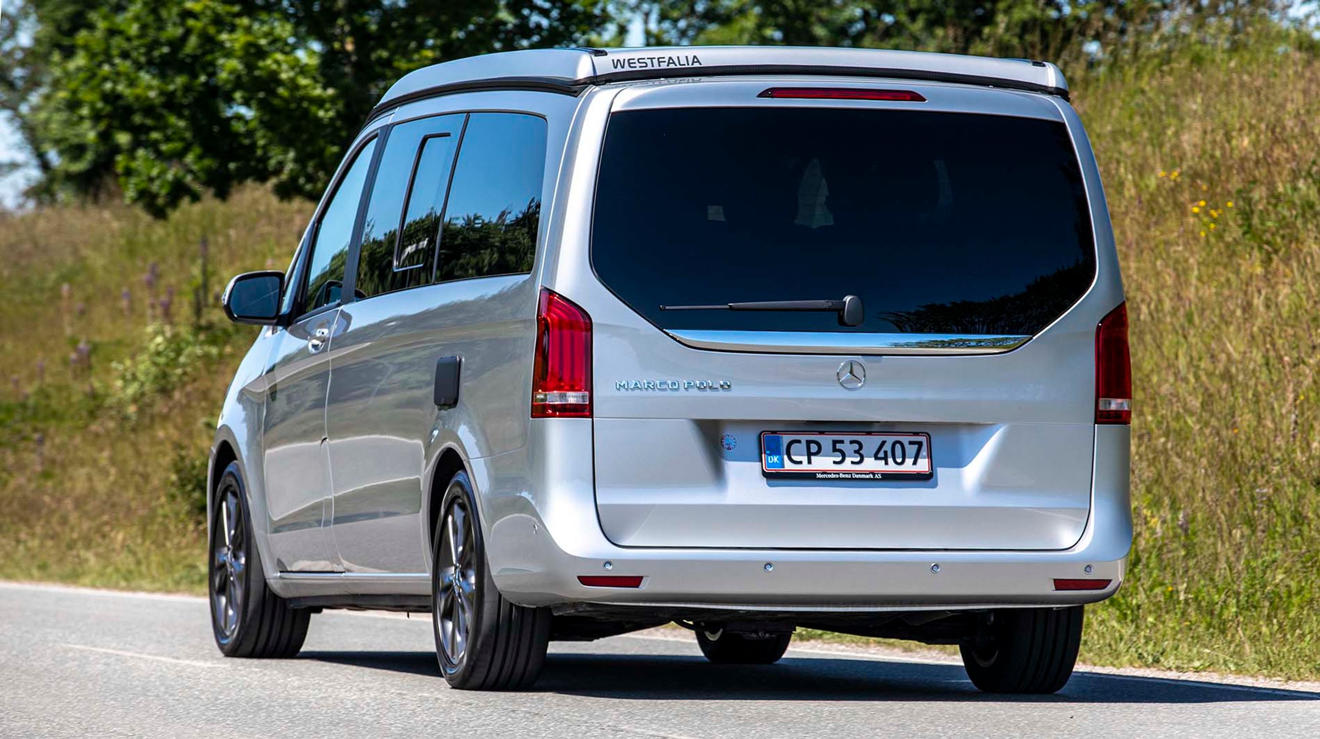 Udgangspunktet for Marco Polo er V-klassen fra Mercedes. Men der er her kommet vinduer hele vejen rundt, ligesom bagklappen har fået oplukkelig bagrude.