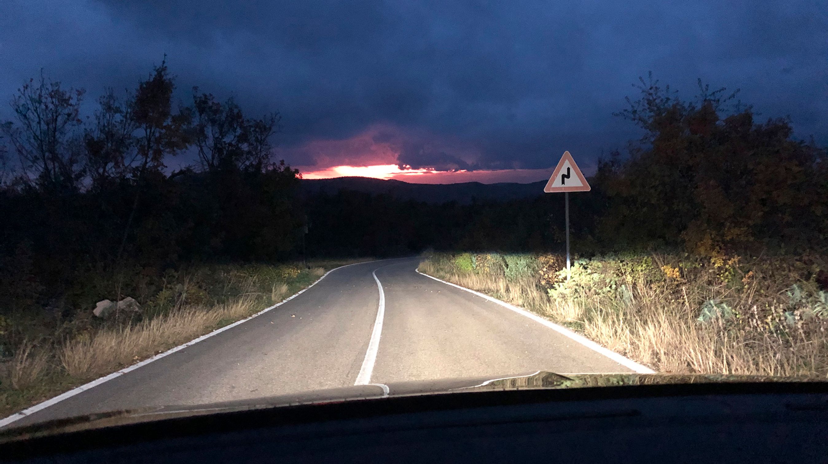 Vi kørte Corsa med de nye LED Matrix-forlygter på bjergveje ved Split. De viste sig at være overraskende gode.