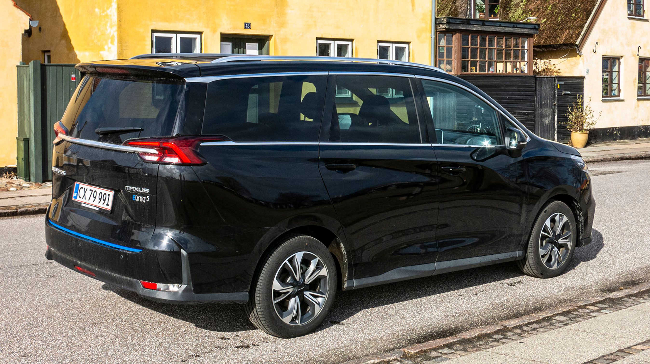 Der er store rudearealer og store døre. Det giver et godt udsyn og en hæderlig adgang til bilen.