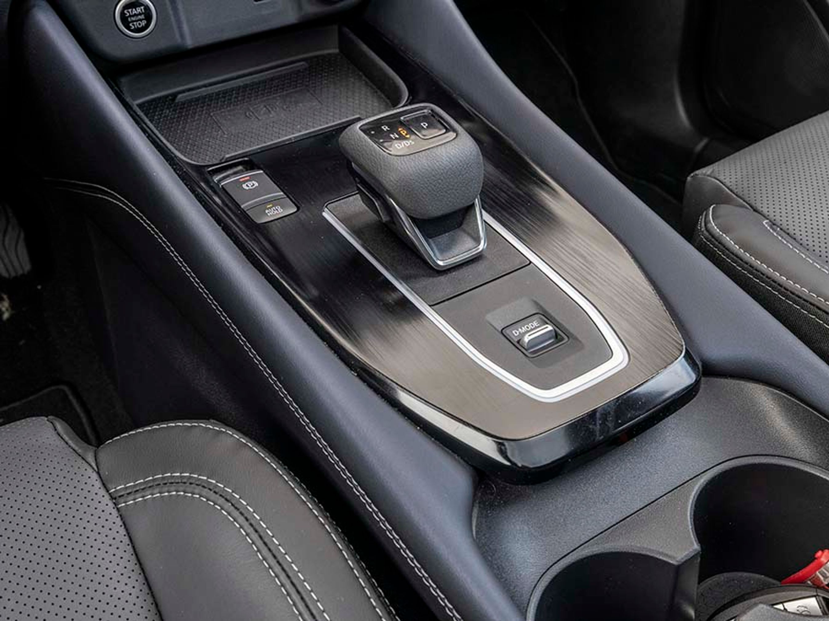 Bag gearvælgeren er der to store kopholdere, og foran er der et rum, hvor der er trådløs opladning af mobiltelefonen.