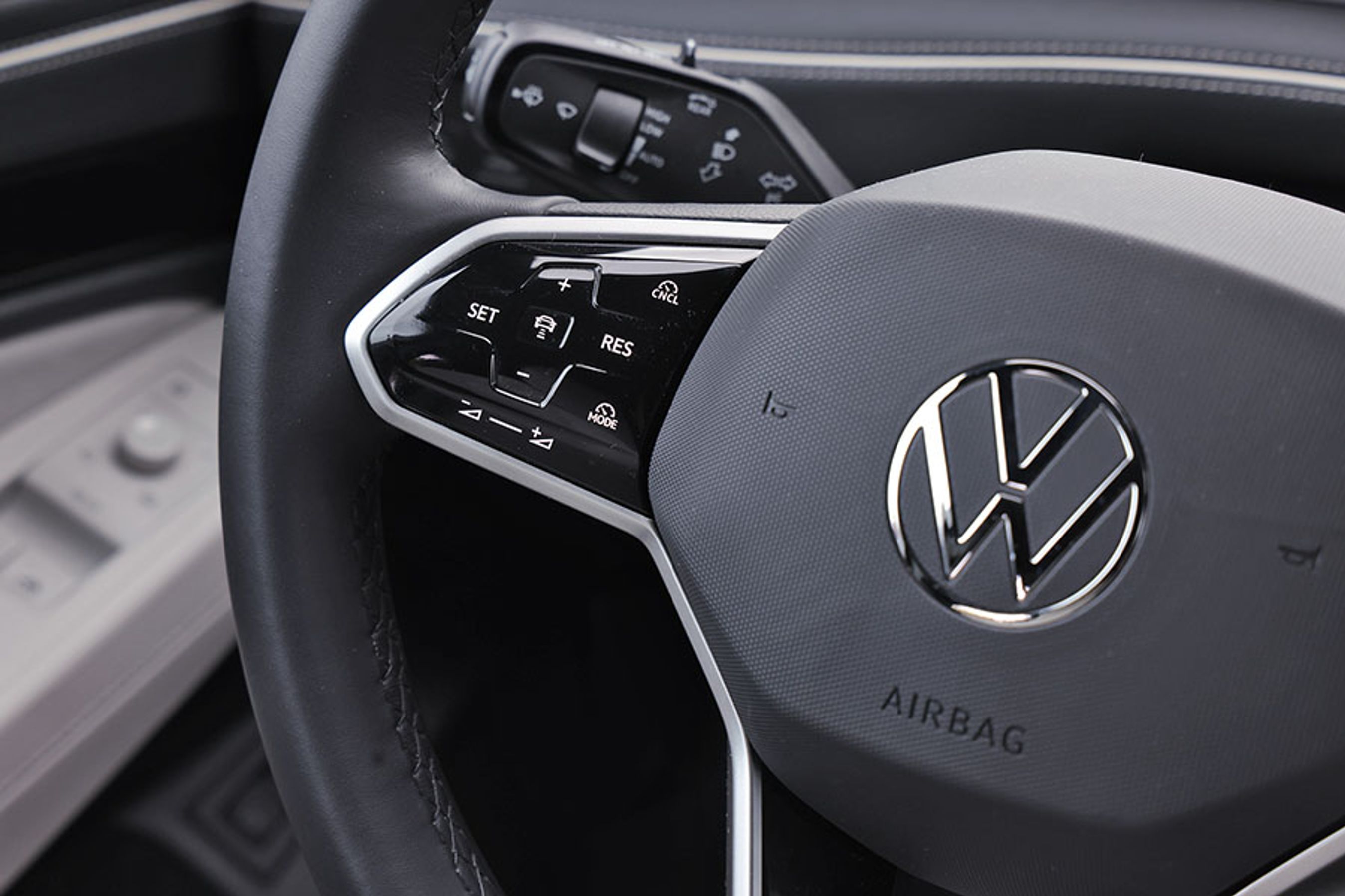 Knapperne på rattet til styring af bl.a. den adaptive fartpilot er af touch-typen, og de er desværre ikke altid lige entydige i deres funktion. Her savner vi trykknapper.