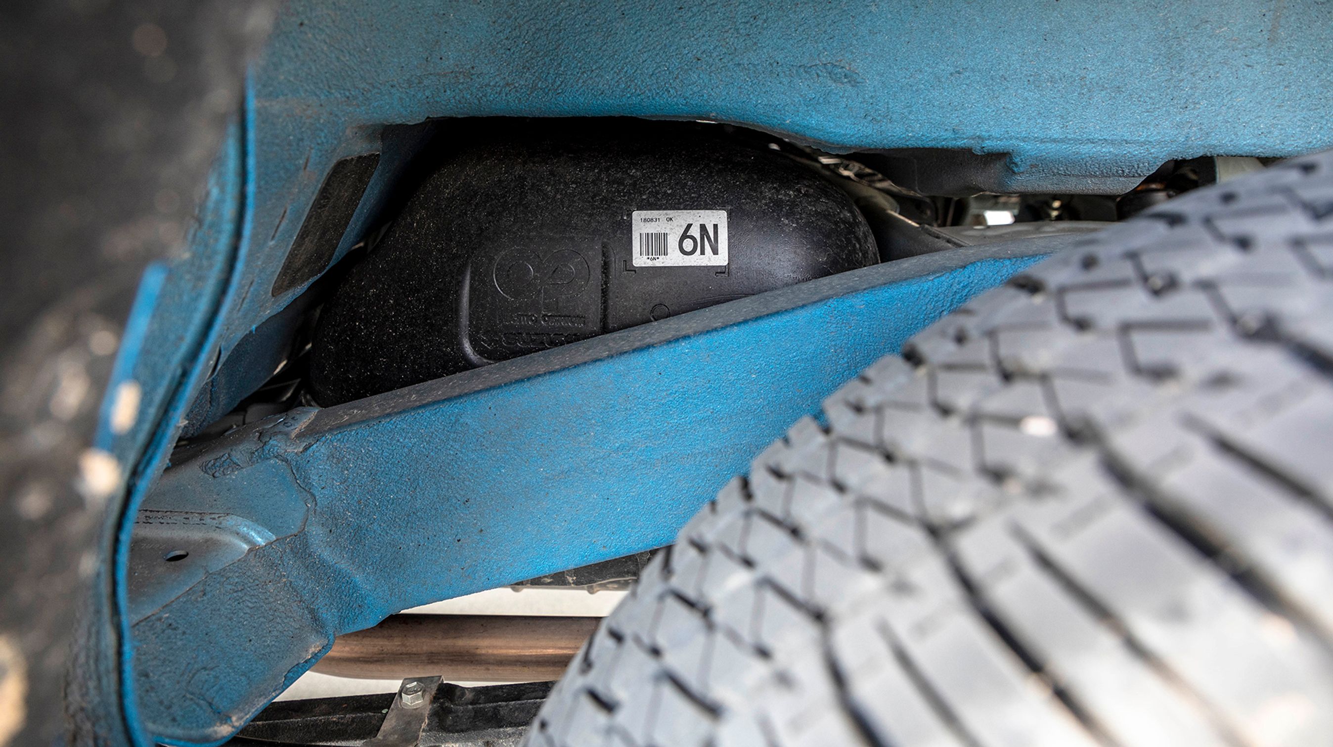 Suzuki Jimny er opbygget som en klassisk firehjulstrækker med bl.a. to langsgående vanger og en langsgående kardanaksel til baghjulstrækket. Der er skruefjedre ved alle fire hjul.