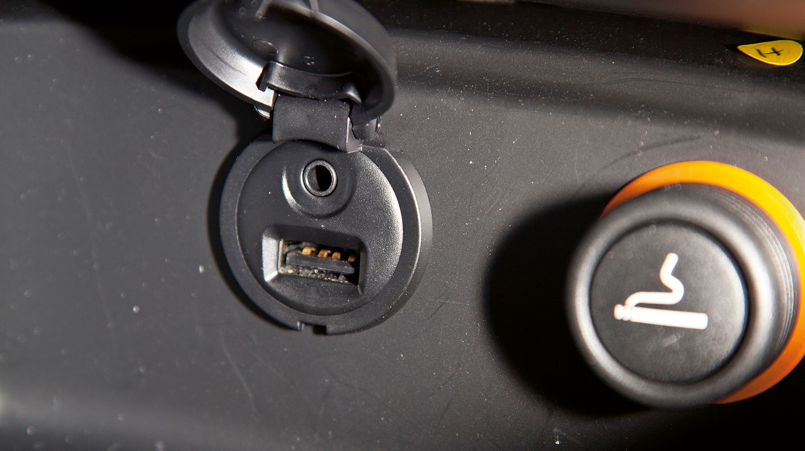 Som standard er radioen udstyret med blue- tooth, så man kan tale håndfrit i mobiltelefon med hænderne på rattet. Radioen har dertil indgang for USB og mini-jack stik for MP3-afspillere.