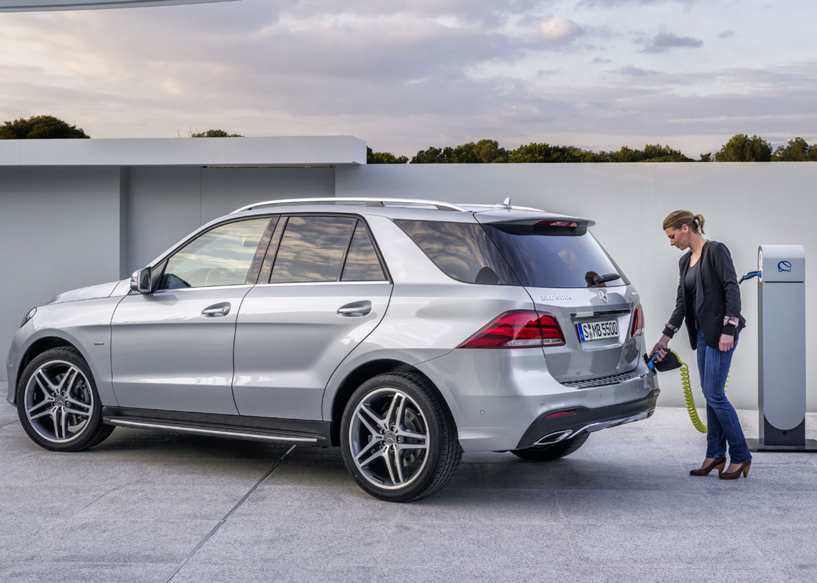 GLE 500 e er nvnet på den nye variant, der er en opladningshybrid. Strømmen rækker til ca. 30 km, hvis man slet ikke bruger benzinmotoren.