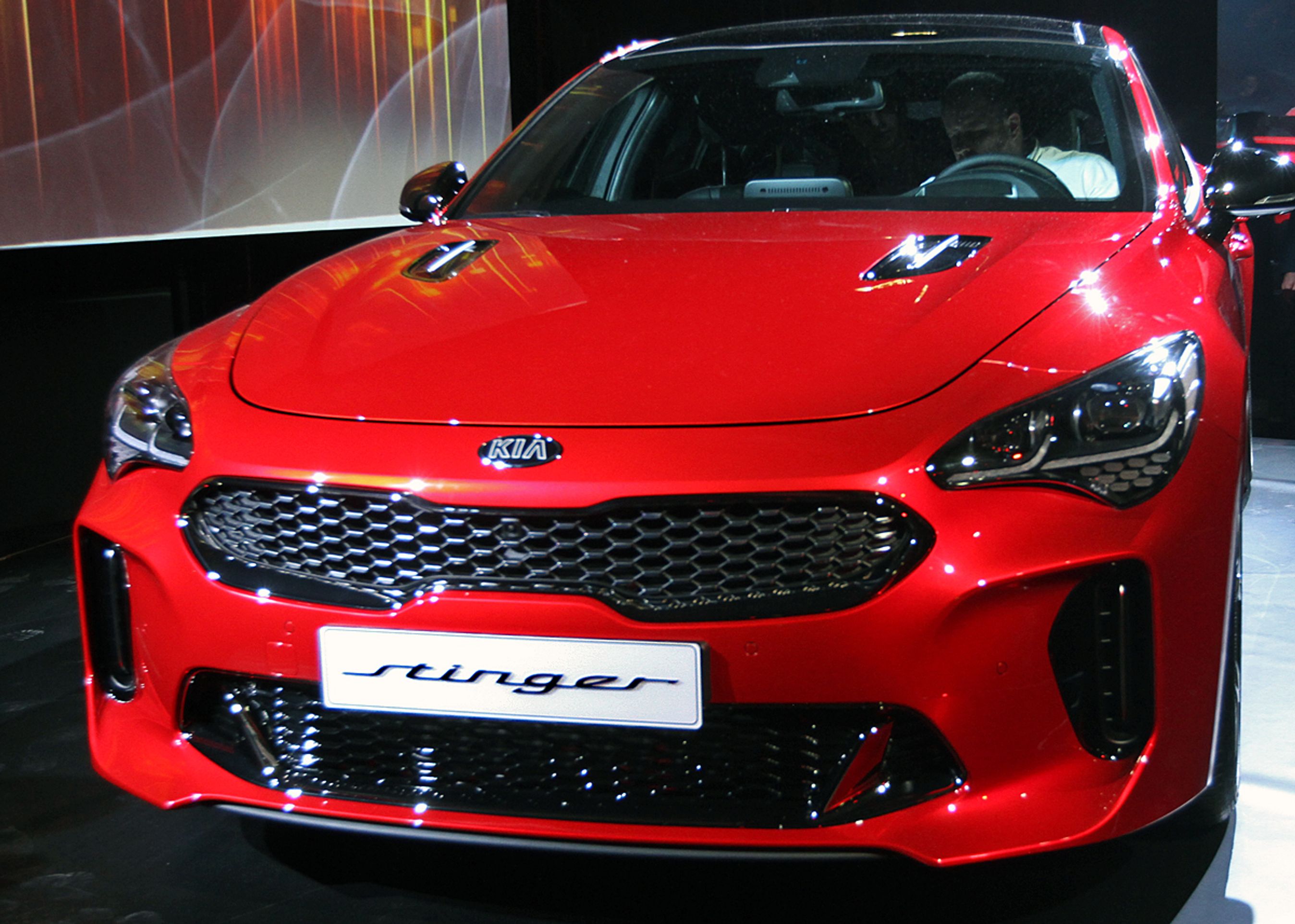 Fronten er nok det svageste del af designet med et mildt og blødt udseende, der ligner de almindelige Kia-modeller lidt for meget. Den store bredde, 1,87 m, og tigernæse-grillens bredde tilfører dog noget pondus.