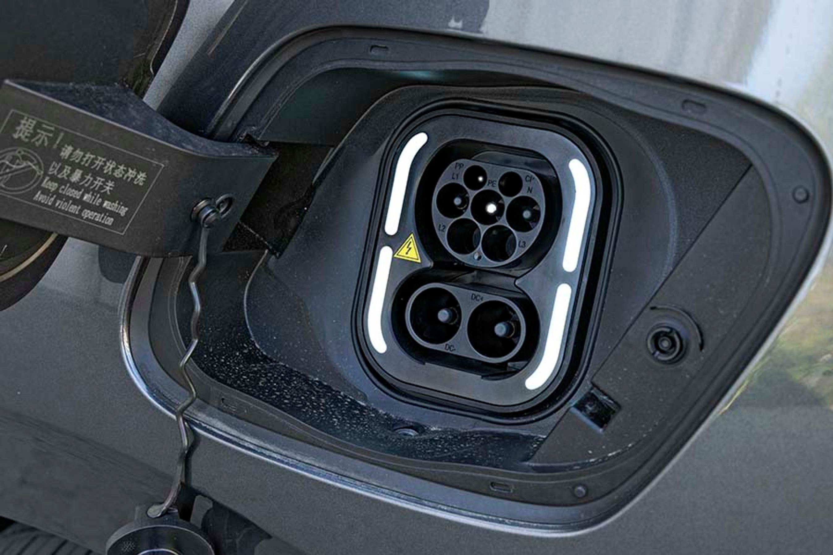 Ladning foregår frustrerende langsomt. Hjemme lader man kun på en fase, så en komplet opladning tager op til 14 timer! Og på farten lader Nordic Edition markant langsommere end topmodellen Luxury.