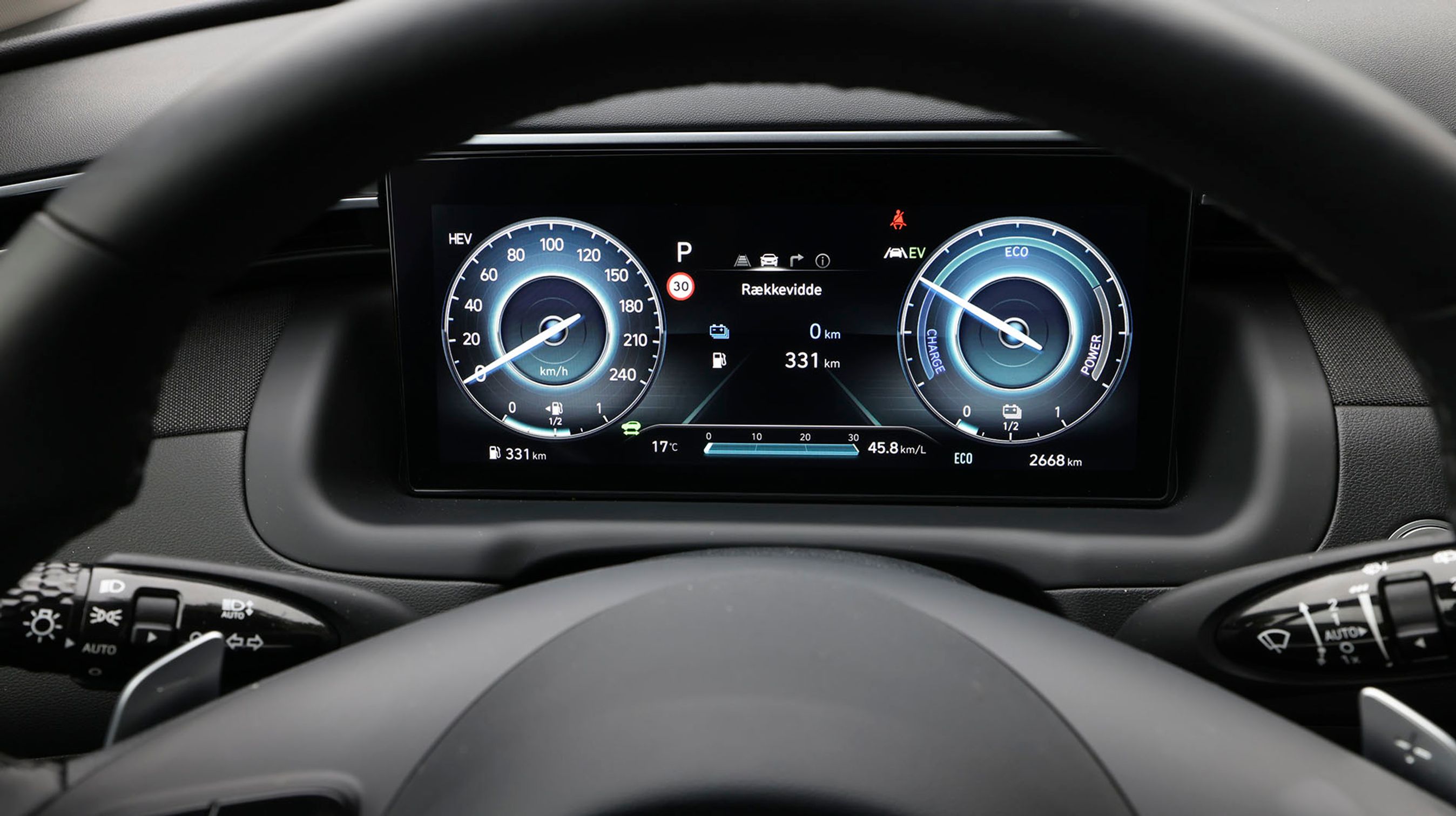 Man kan skifte mellem flere visninger i instrumenthuset, og i alle tilfælde er der tale om fine visninger, der er lette at afkode.