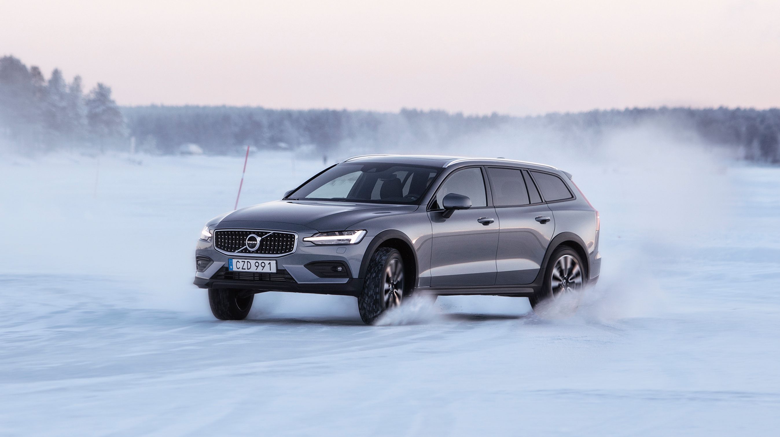 På en særlig isbane viste bilen sine egenskaber. Firehjulstrækket gør det muligt at kombinere øget fremkommelighed med sportslig kørsel.