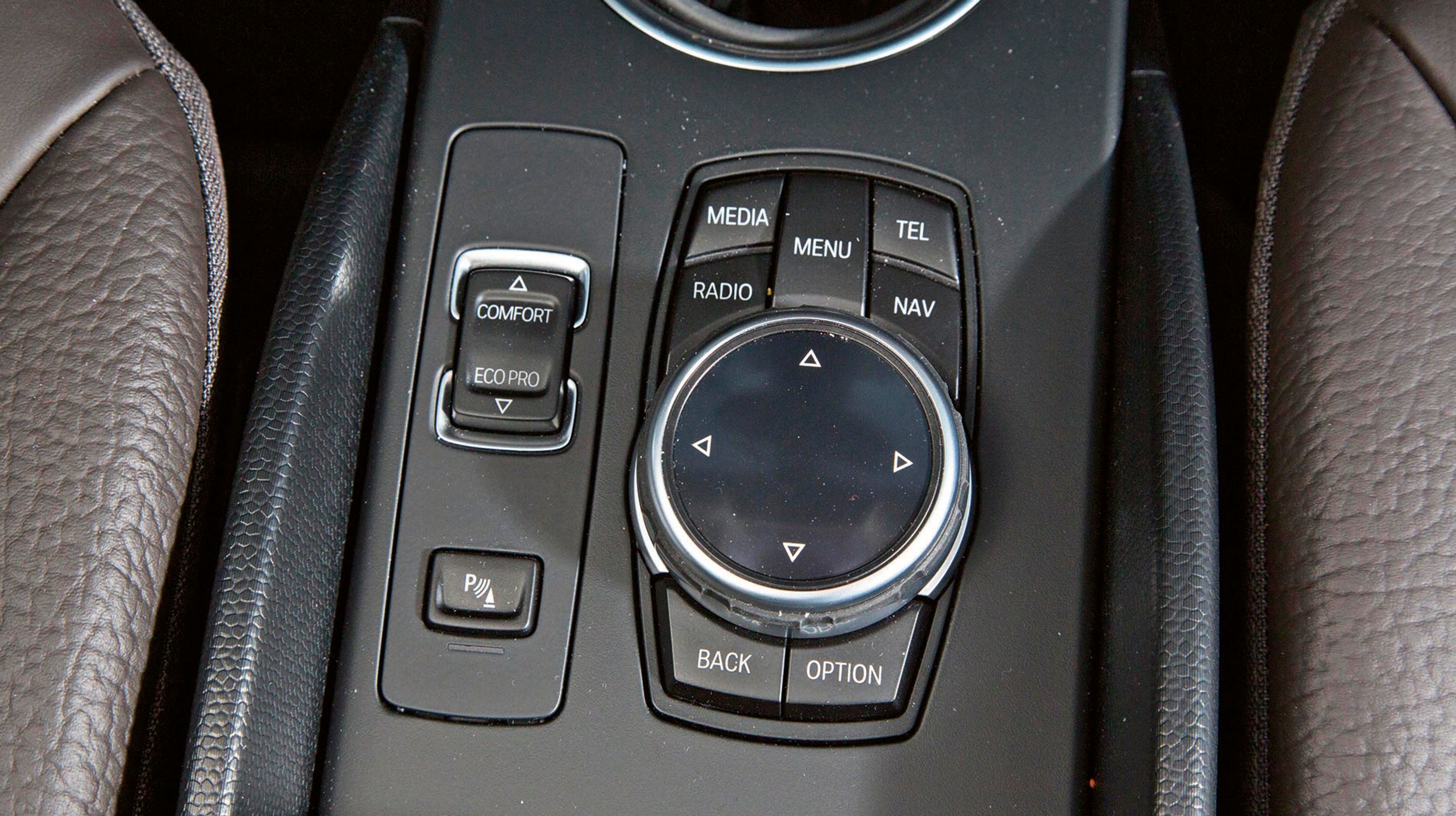 Fra drejeknappen styres alle bilens funktioner. Det er enkelt, men dansk tekst og tale findes ikke.