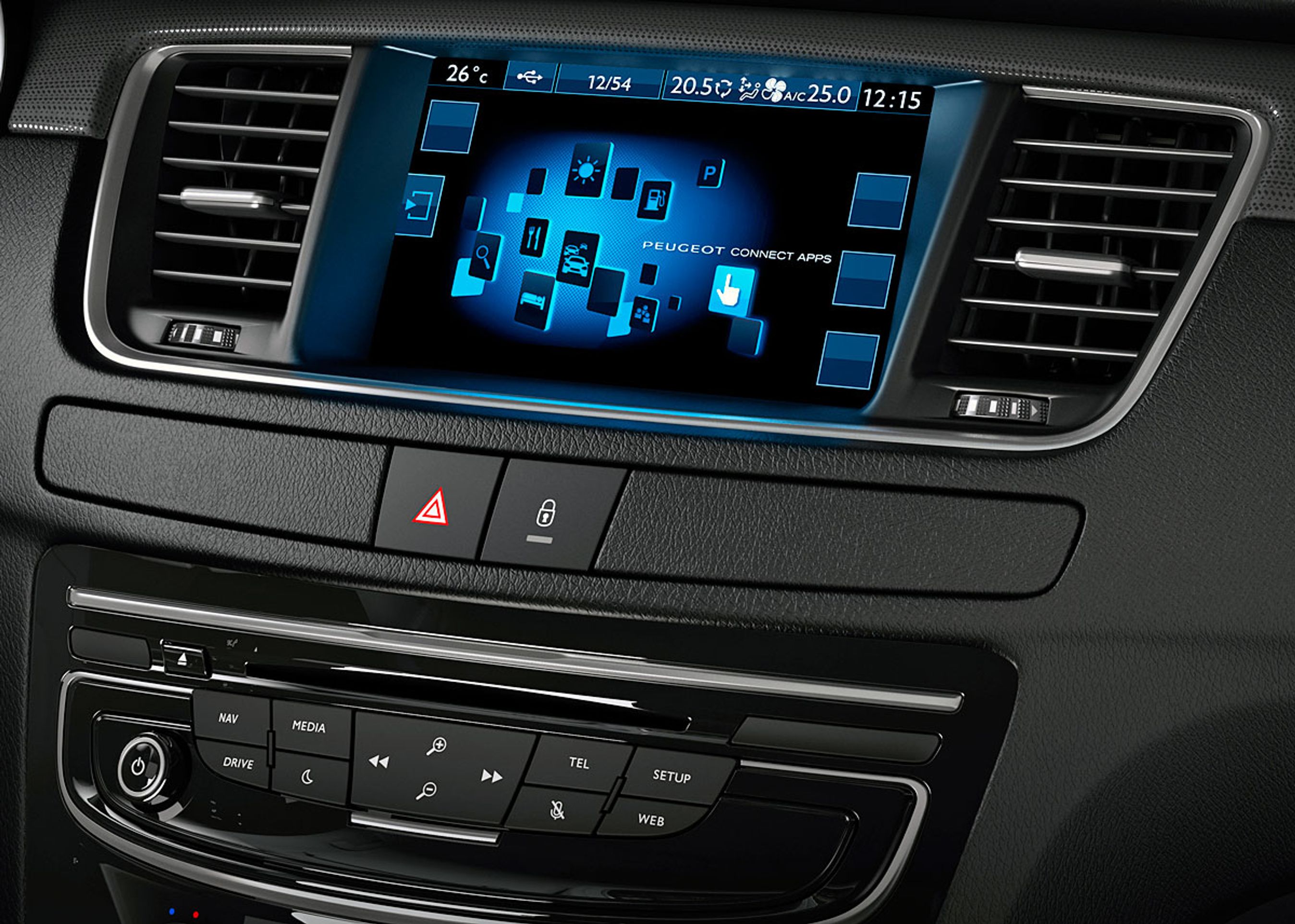 Indvendigt er en ny syvtommer trykfølsom skærm en af de største nyheder. Den kan i øvrigt nu kobles til et bakkamera.