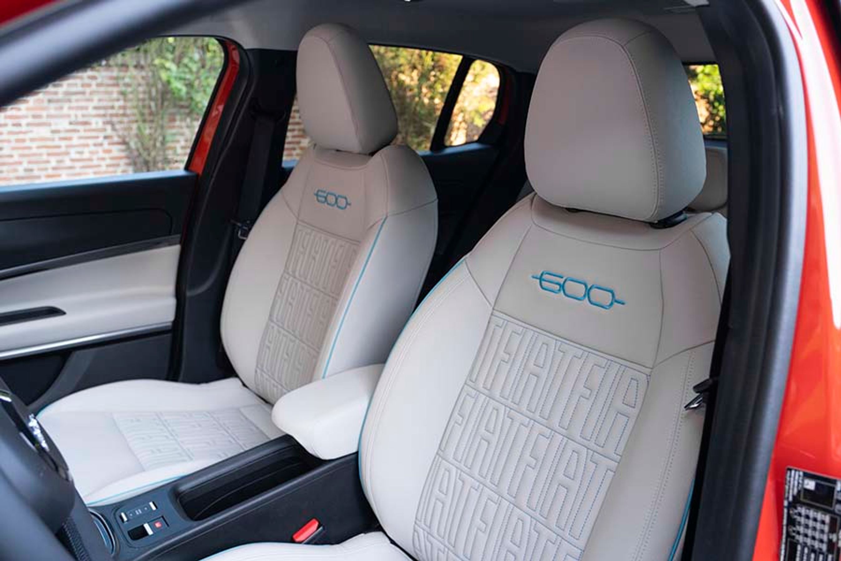 Førersæderne er meget lækre med læderlignende indtræk og indbygget massage i de to forstole, der også er elbetjente.