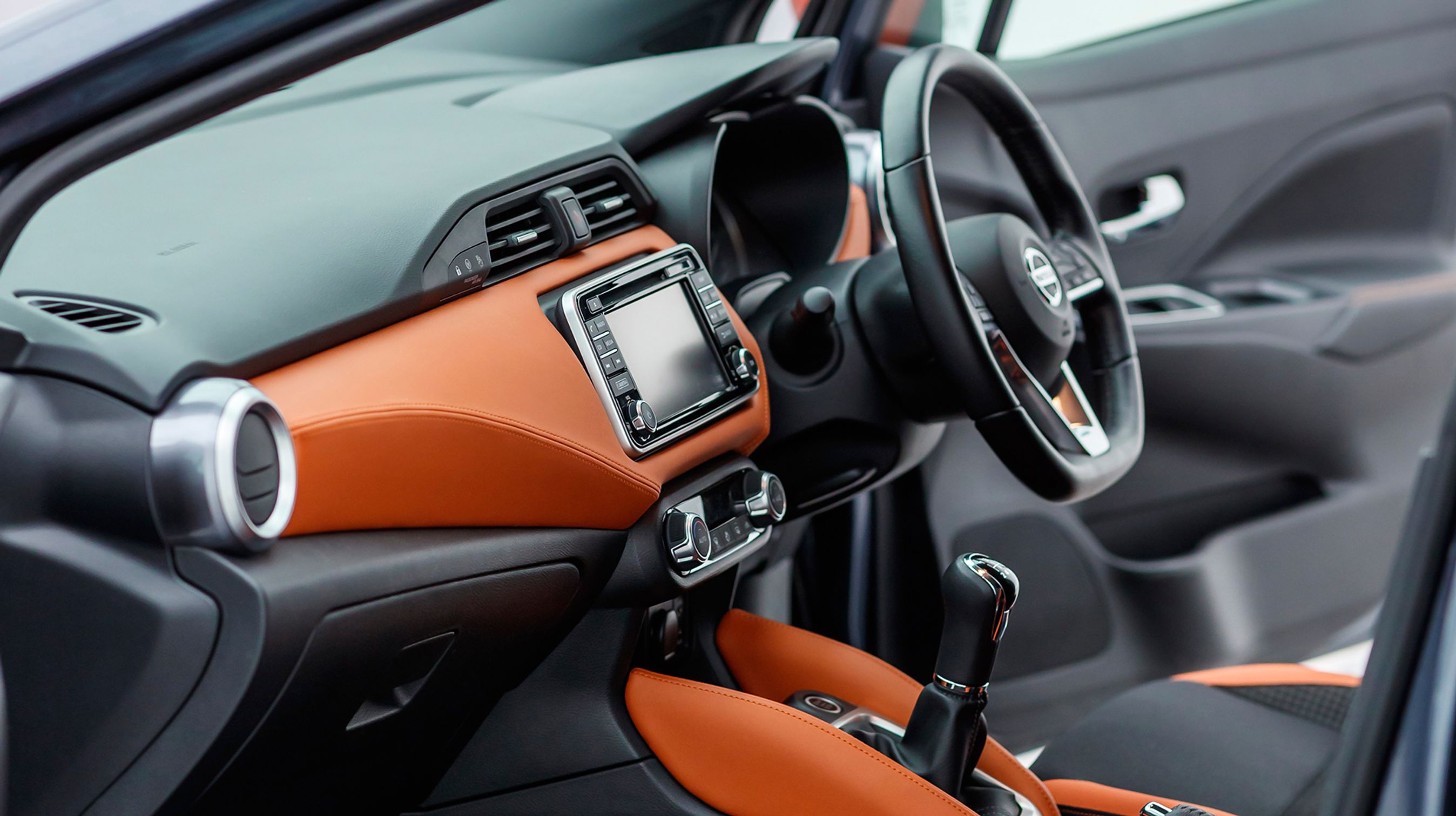 Farver betyder mere og mere for en ny bils udstråling, og det er blevet almindeligt at kombinere tydelige farver indvendigt med bilens udvendige farve.