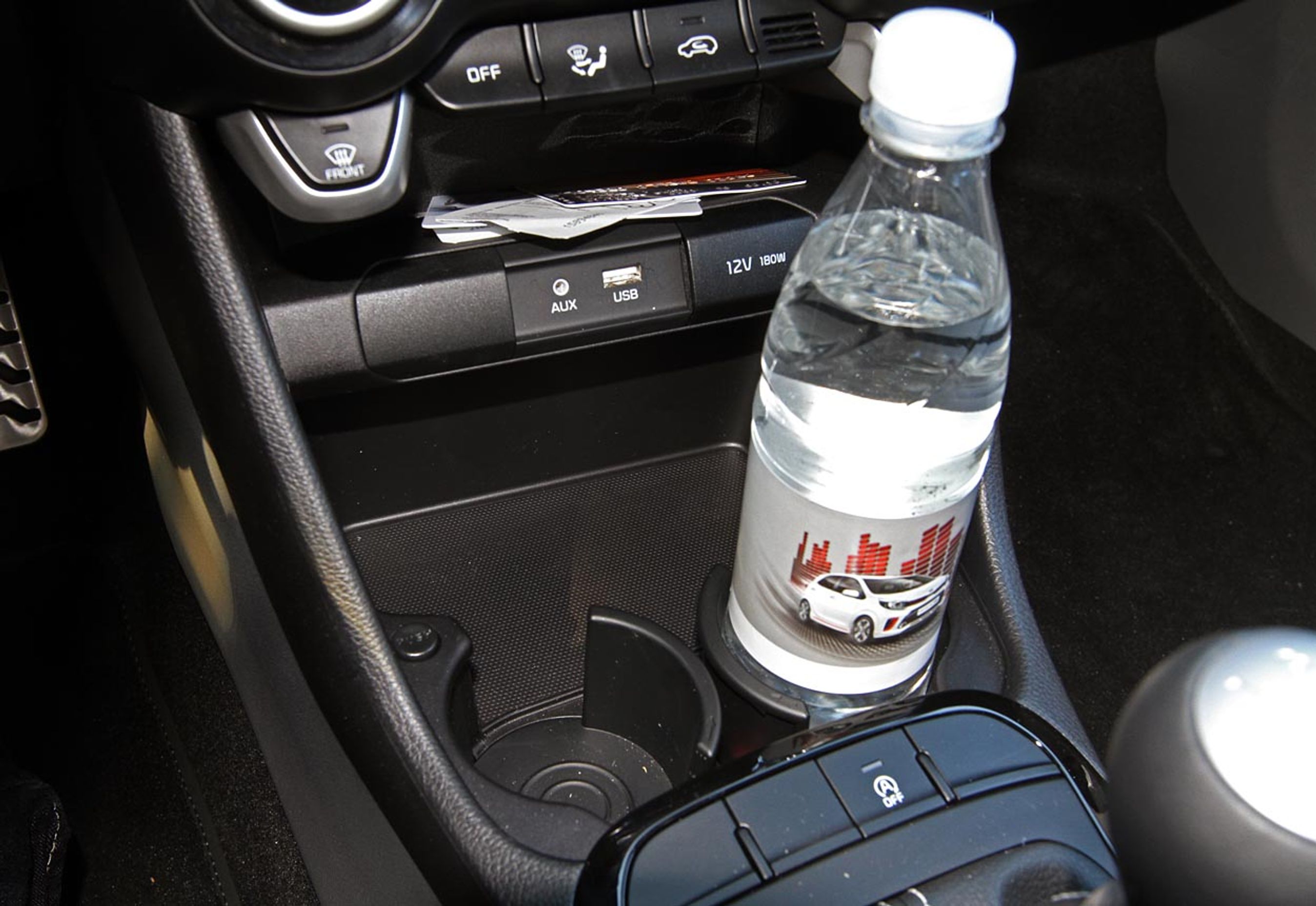 Der er god fralægsplads ved forsæderne. Kopholderne kan slås sammen, så der kan være andre, større genstande. Trådløs opladning af telefon er en mulighed.