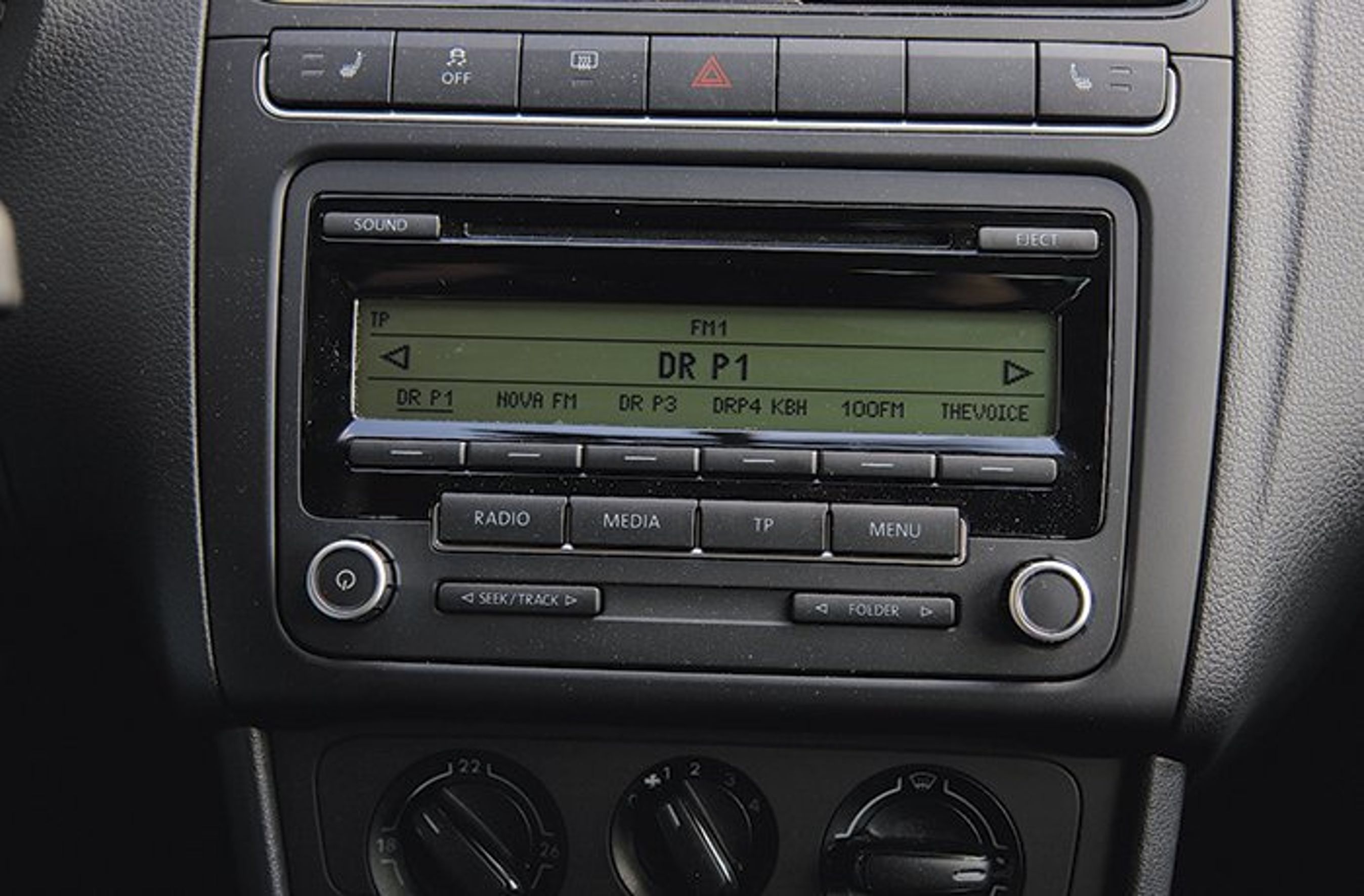 Der er en glimrende RDS-radio med indbygget cd-afspiller som standard. 