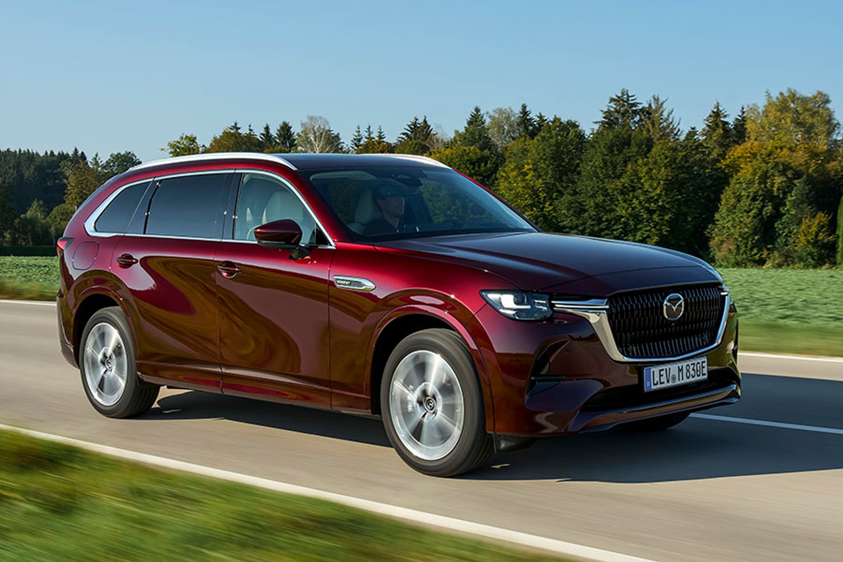 Mazda CX-80 er en meget stor bil med en længde på fem meter. Både længde og akselafstand er øget 25 cm i forhold til CX-60. CX-80 fås i ni farver. Nye er denne Artisan Red, der er en mørkere rød, end Mazdas kendte, og Melting Copper, som ses på de andre billeder.