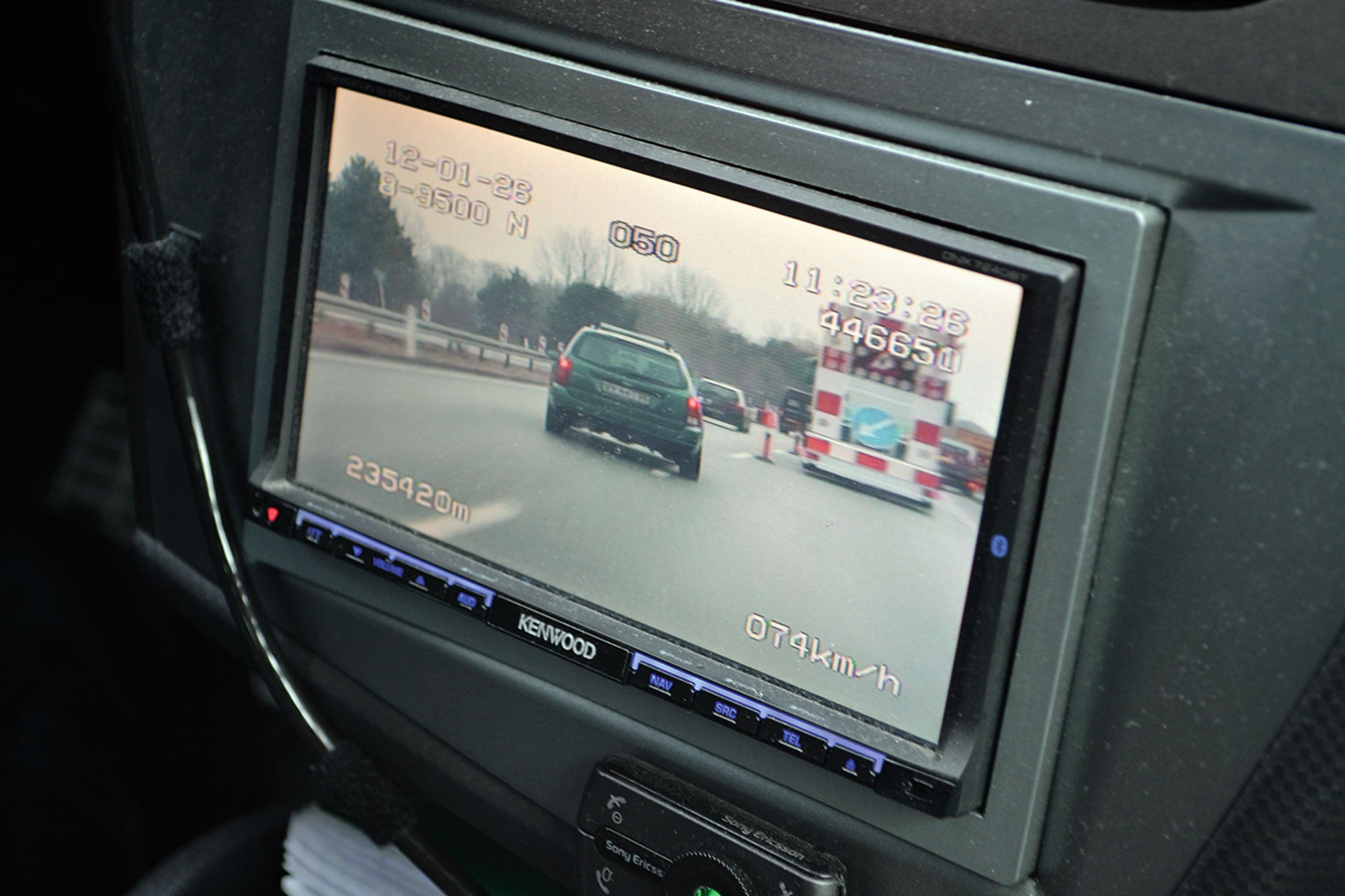 Farten kan også måles fra anonyme politibiler.