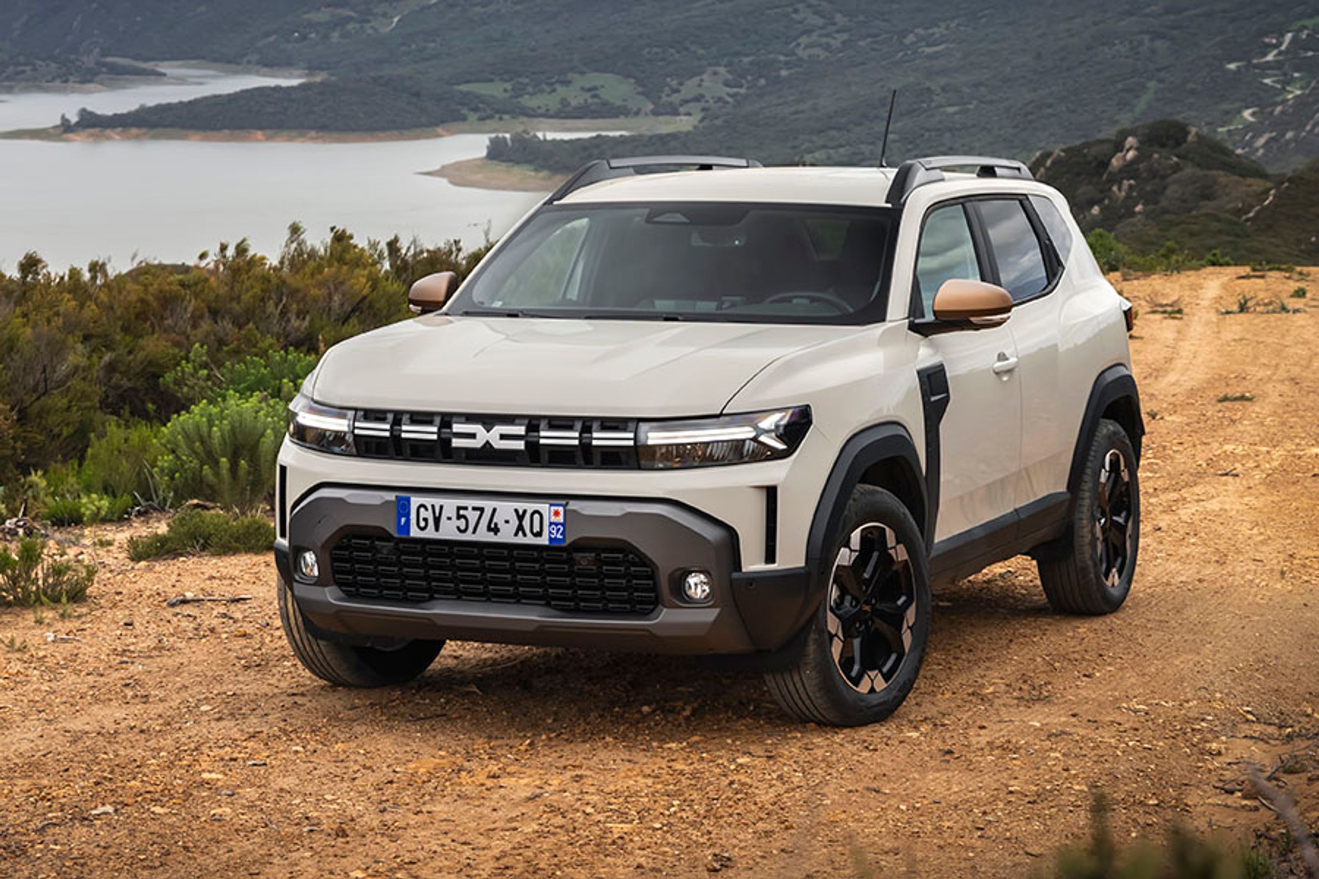 Extreme-udgaverne har et lidt mere råt offroad-udtryk og for- og bagender, der gør den mere egnet til stejle op- og nedkørsler. 4x4-udgaverne har helårsdæk som standard.