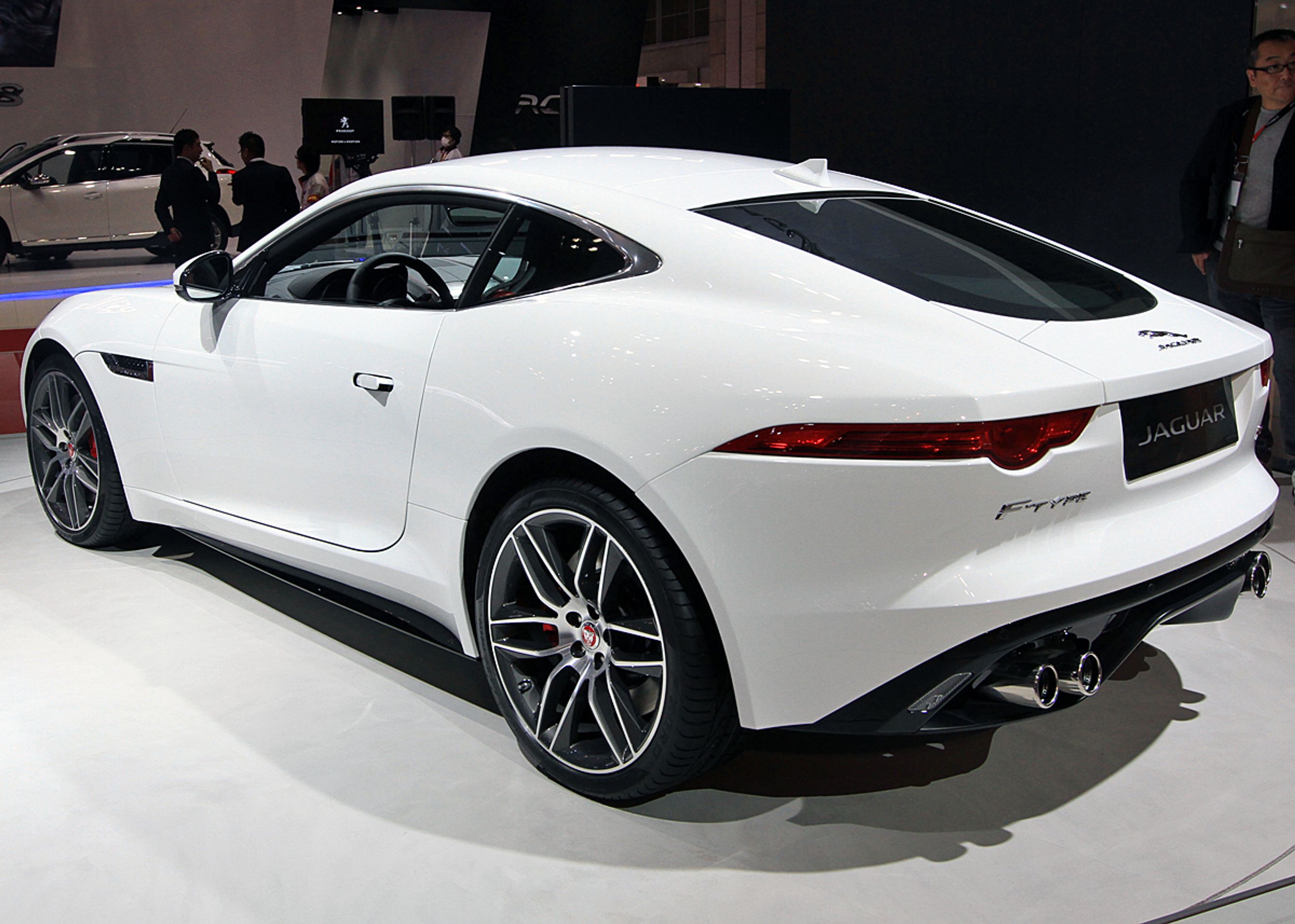 Coupéens side er skabt i et stykke aluminium.