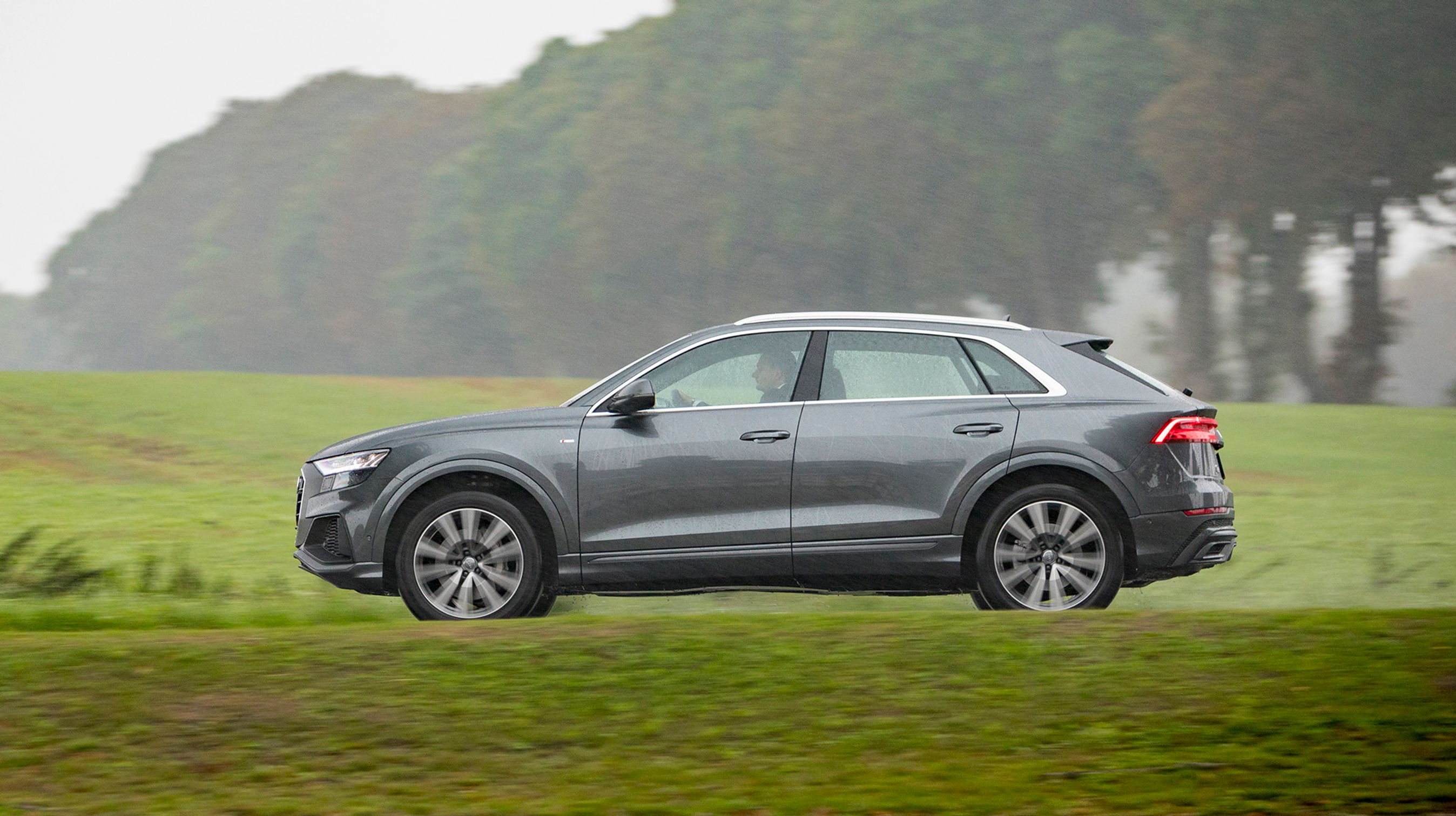 Den enorme Audi Q8 er en krydsning mellem en sportscoupé og en stor firehjulstrækker. Den er udstyret med firehjulstræk (Quattro) og fås med firehjulsstyring.
