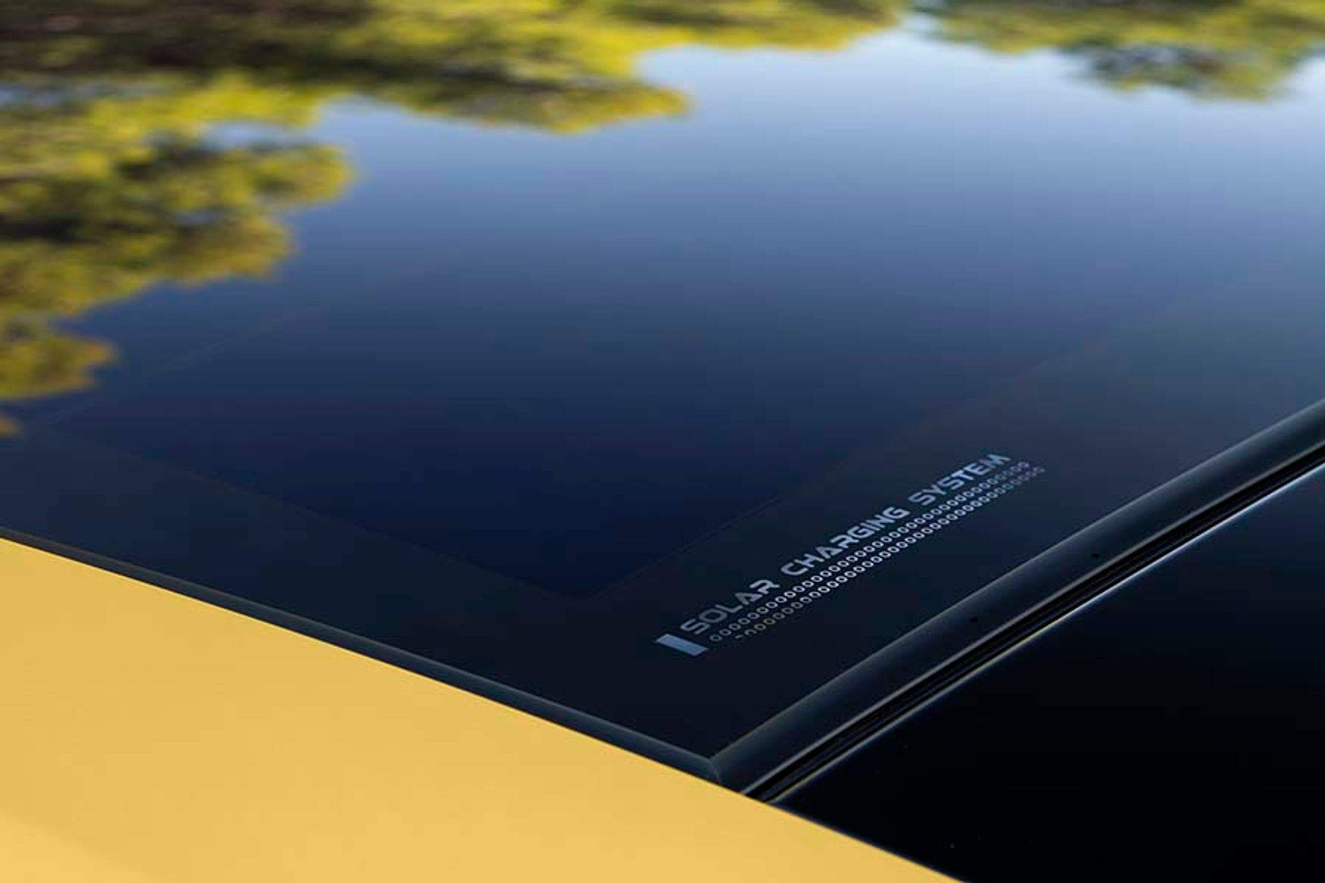 Topudgaven af Prius er udstyret med solceller på taget. På en god dag kan de tilføre batteriet energi nok til 8,7 km kørsel på el, og på lidt over en uge kan bilen lades helt op. Umiddelbart en bedre løsning for bilejere i Californien end i Danmark …