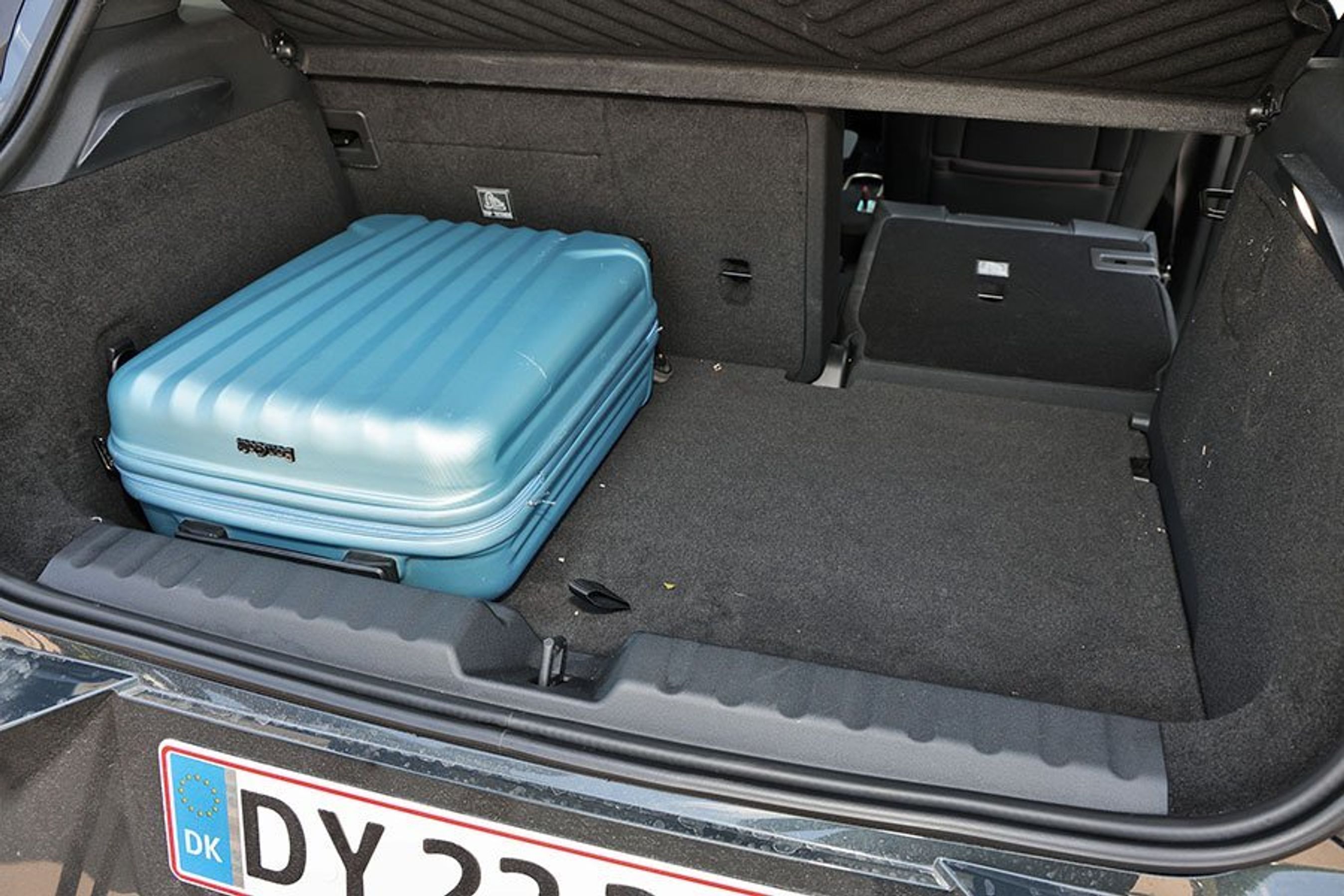 Blå kuffert i bagagerummet på en Mini Aceman
