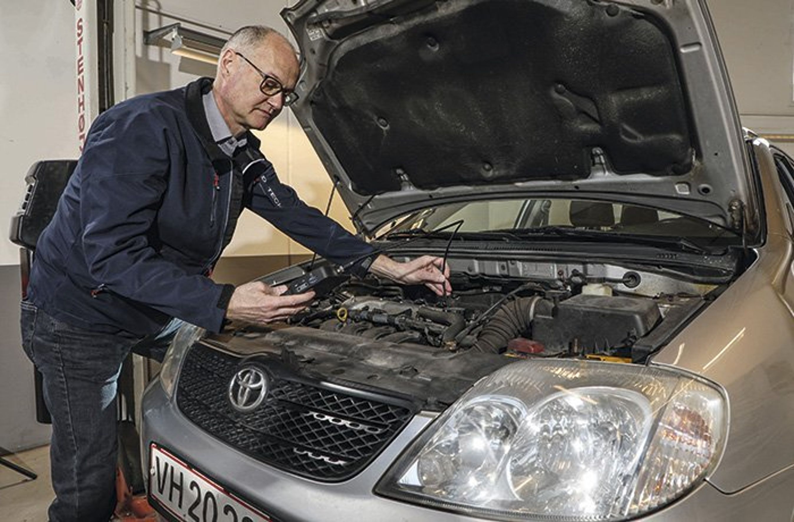 FDMs teknikere undersøgte motorernes tilstand med et endoskop.