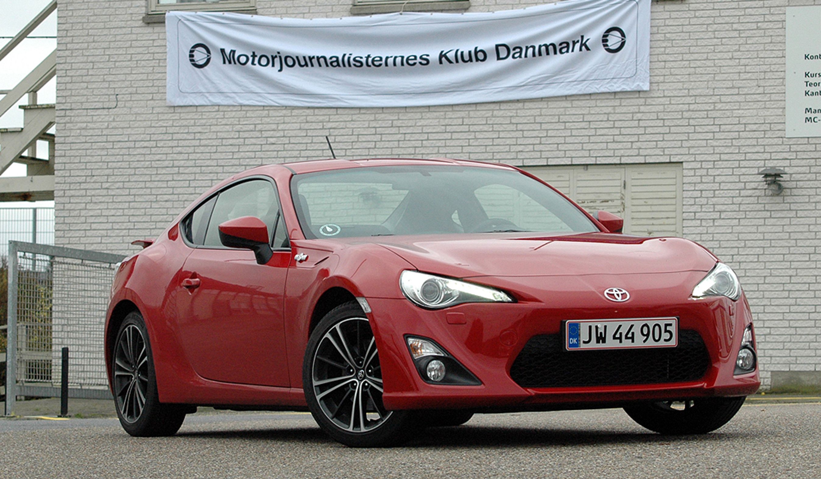 Toyota GT86 (billedet) og Subaru BRZ er i år tildelt æresprisen fra danske motorjournalister.