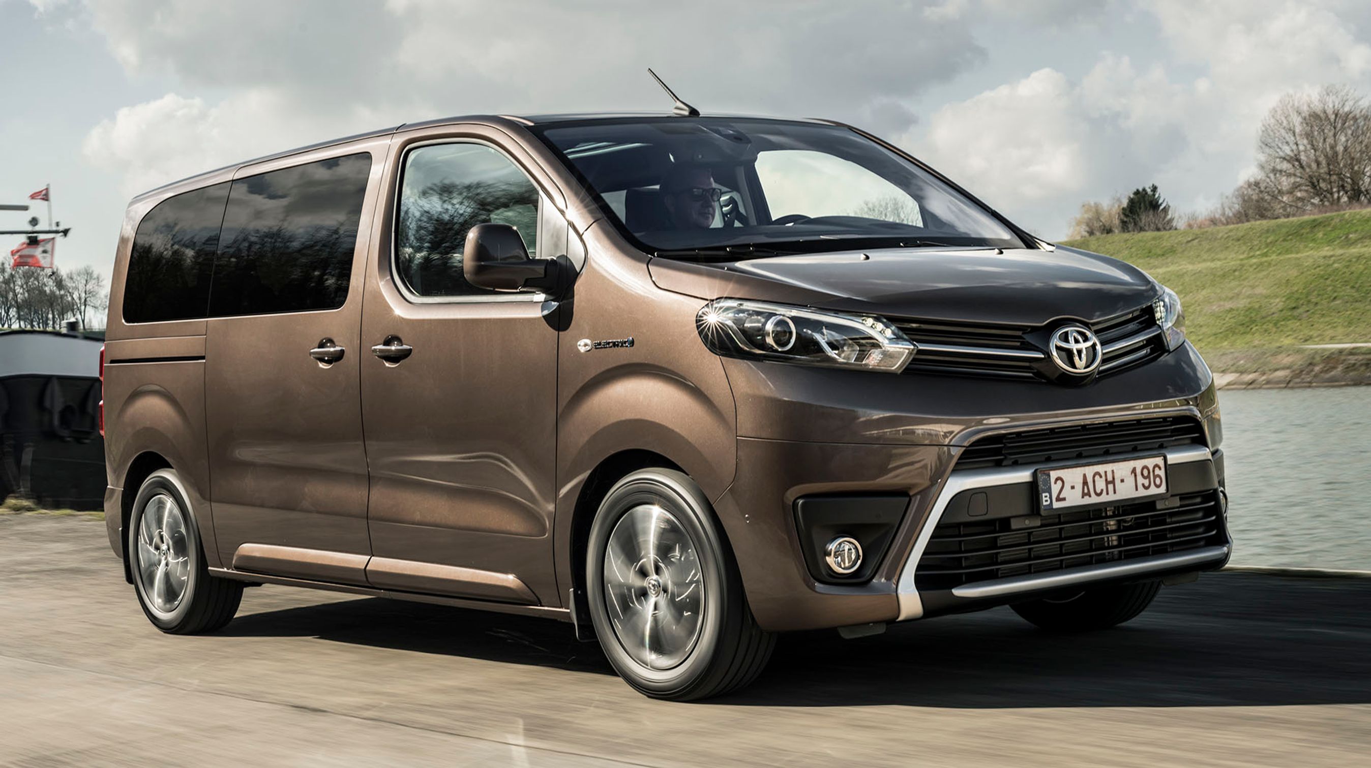 Toyota Proace set forfra