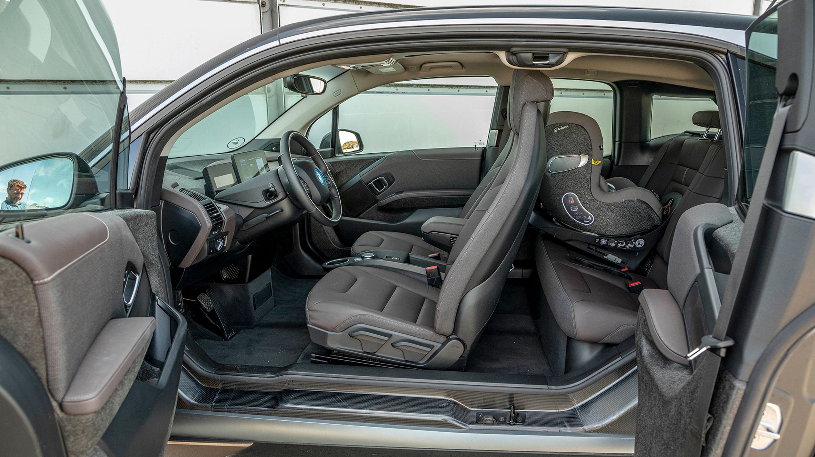 Bagdørene åbner bagud og skal altid lukkes først. Indstigningen er let, men det er ikke smart, at fordørene skal åbnes, hvis bagdørene skal åbnes.