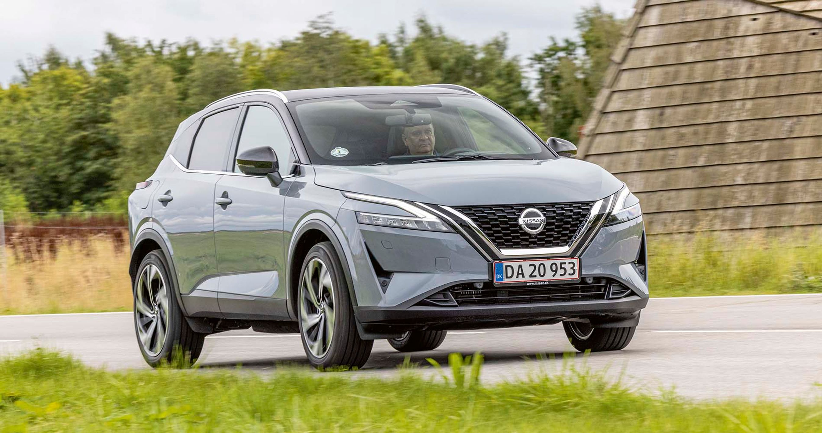 I Tekna og Tekna+ er der LED-forlygter af den adaptive type, hvor 12 LED-dioder kan styres separat, så de kan lyse med det lange lys uden at blænde øvrige trafikanter. Der er desuden LED-kørelys.