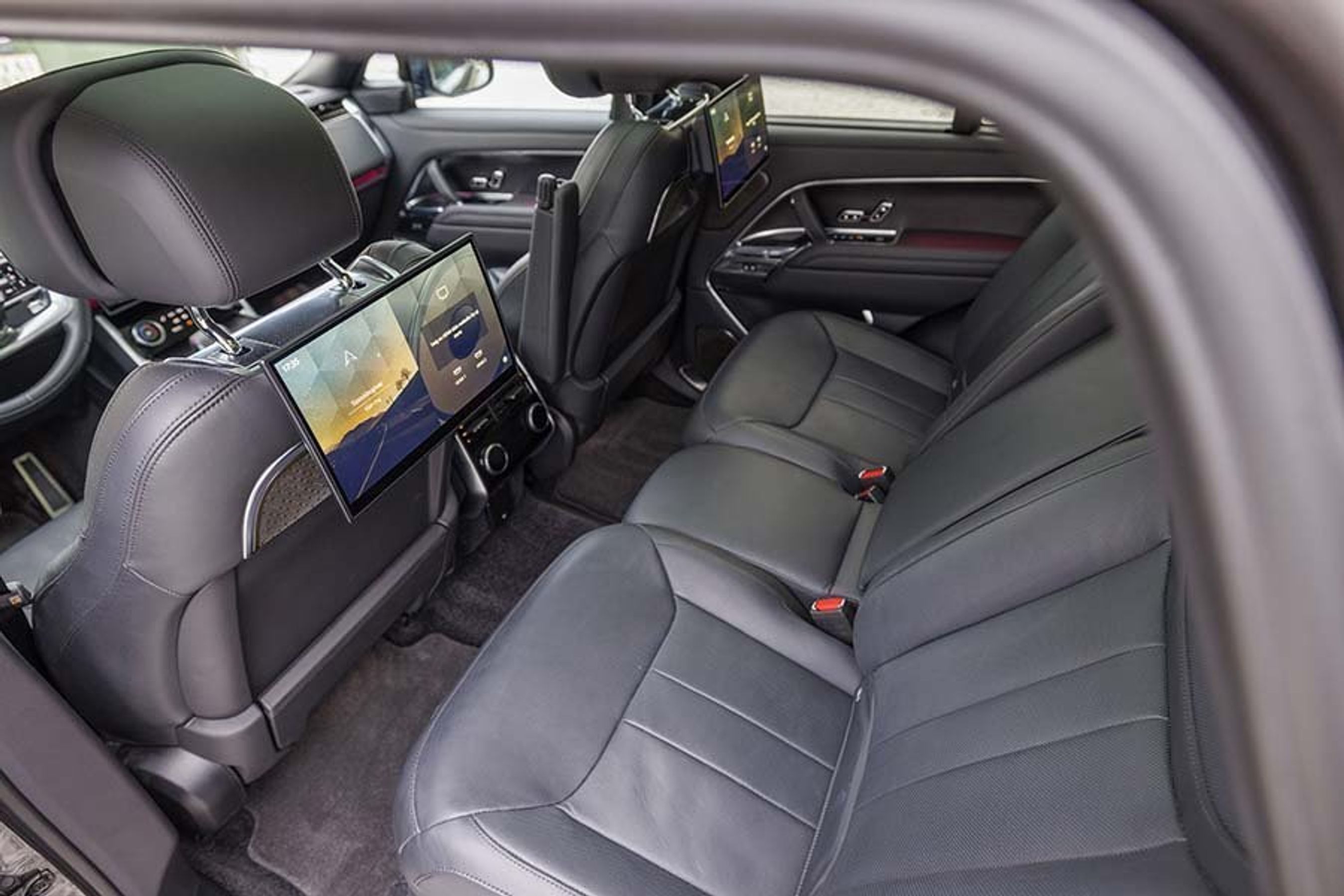 Bagsæderne kan justeres elektrisk, og man folder dem sammen ved tryk på en knap.