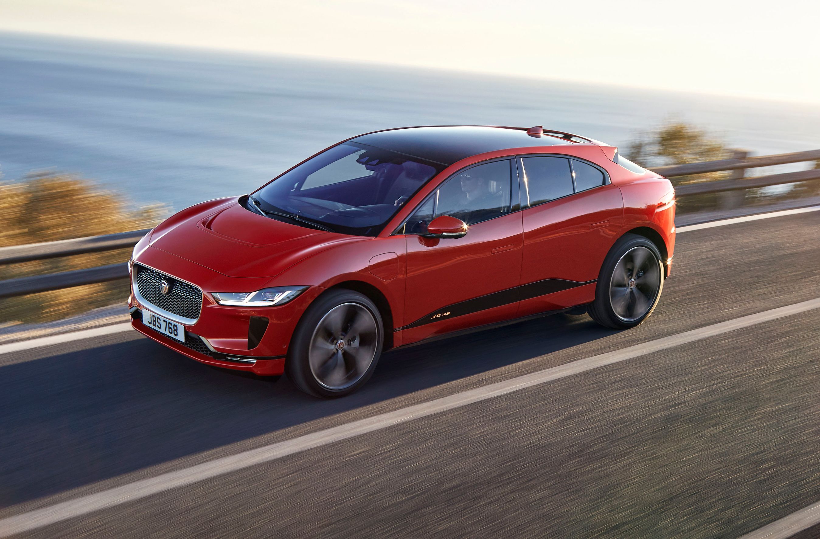 Designet lægger sig i sporet fra både E-Pace og F-Pace, og bilen kan bedst betegnes som en sportslig SUV.