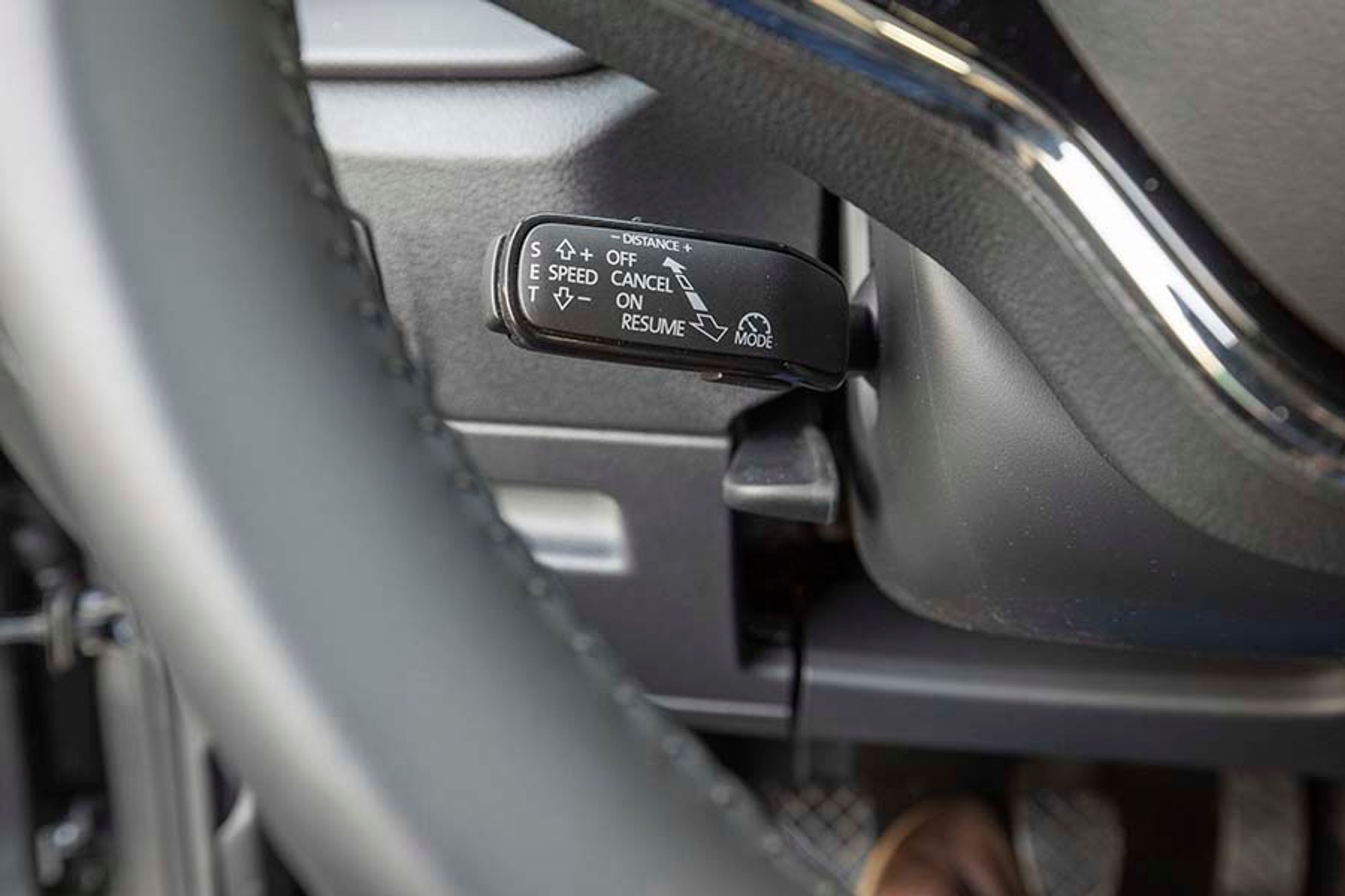 Fartpiloten styres fra en konsol bag rattet. Den adaptive fartpilot som her på billedet er ekstraudstyr til 5.395 kr.
