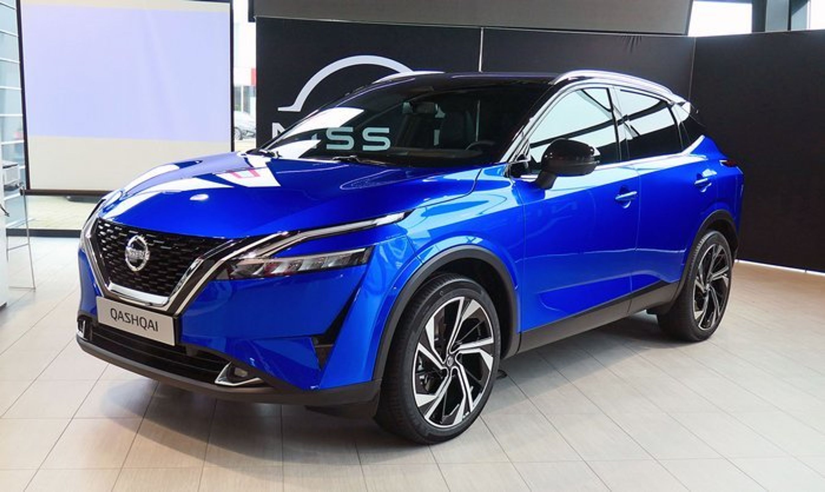 Nissan Qashqai er genkendelig som en Qashqai, men er strammet en del op i frontdesignet.