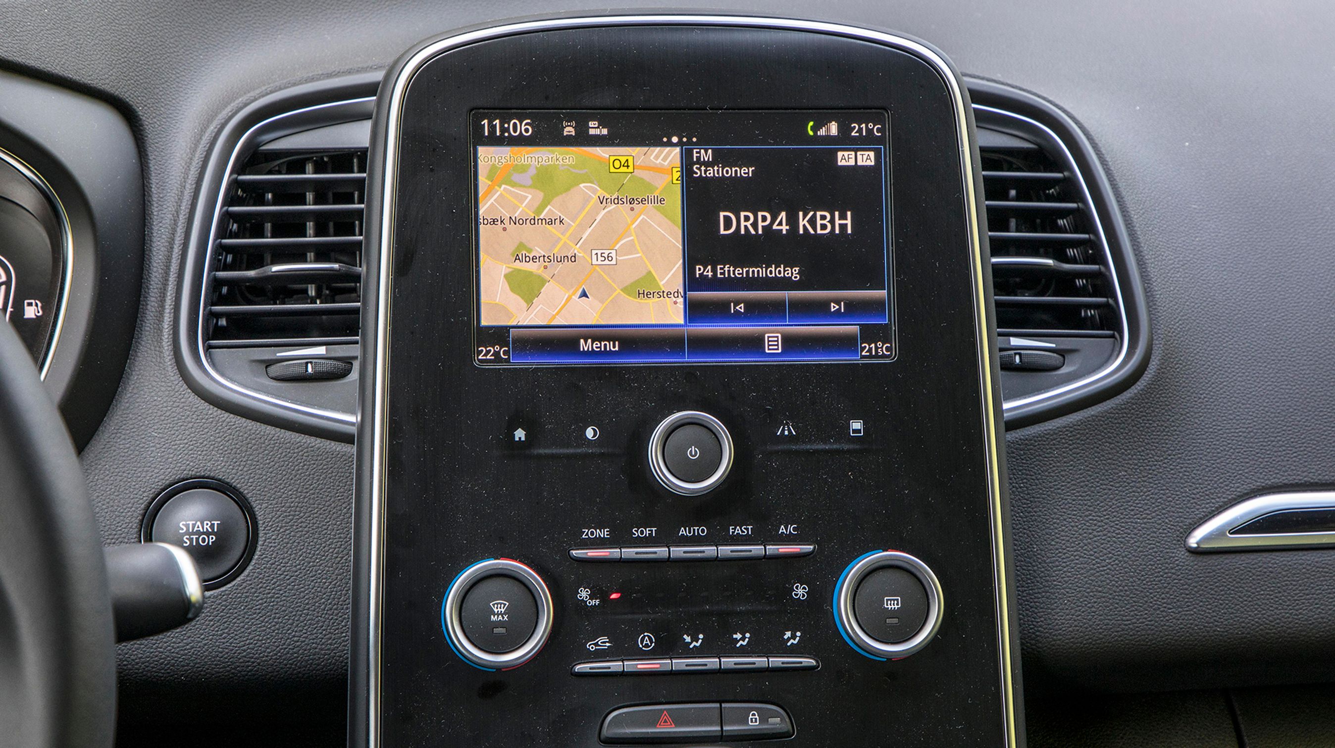 Der findes to skærme til Grand Scenic. Standardskærmen på syv tommer er vandret og passer bedre til bakkamera og mobilapps end den større 8,7” skærm. Menustrukturen er dog for kompliceret i begge tilfælde.