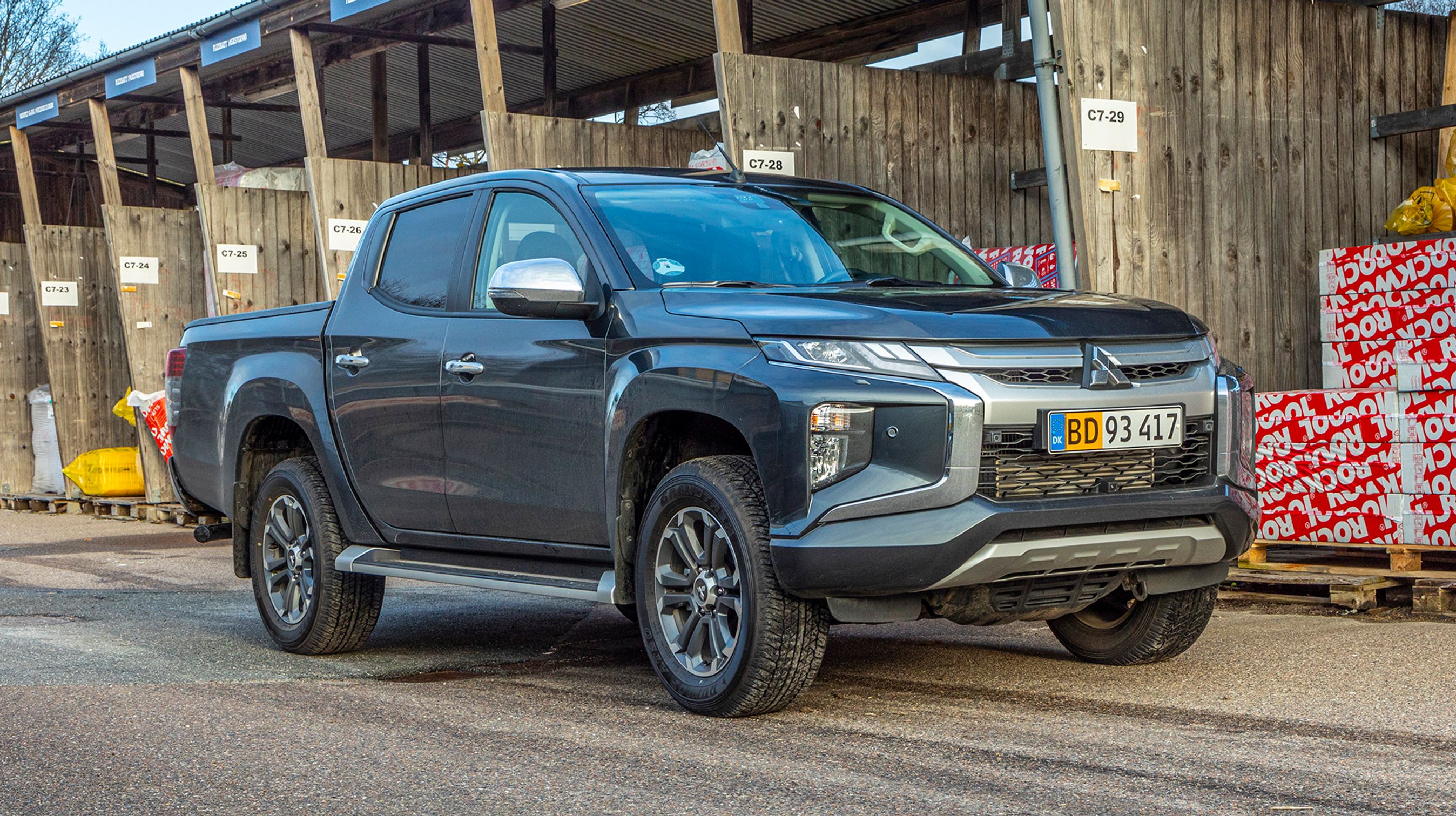 Mitsubishi L200 er en velvoksen pickup, der på papegøjeplader kan vække drømme om en vild bil til en beskeden pris. Men pas på, for regnestykket er mere kringlet end som så.