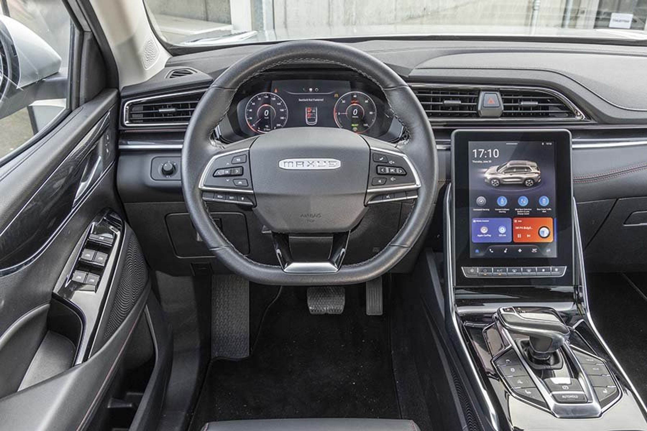 Førerpladsen er ret fint indrettet med et digitalt instrumenthus 