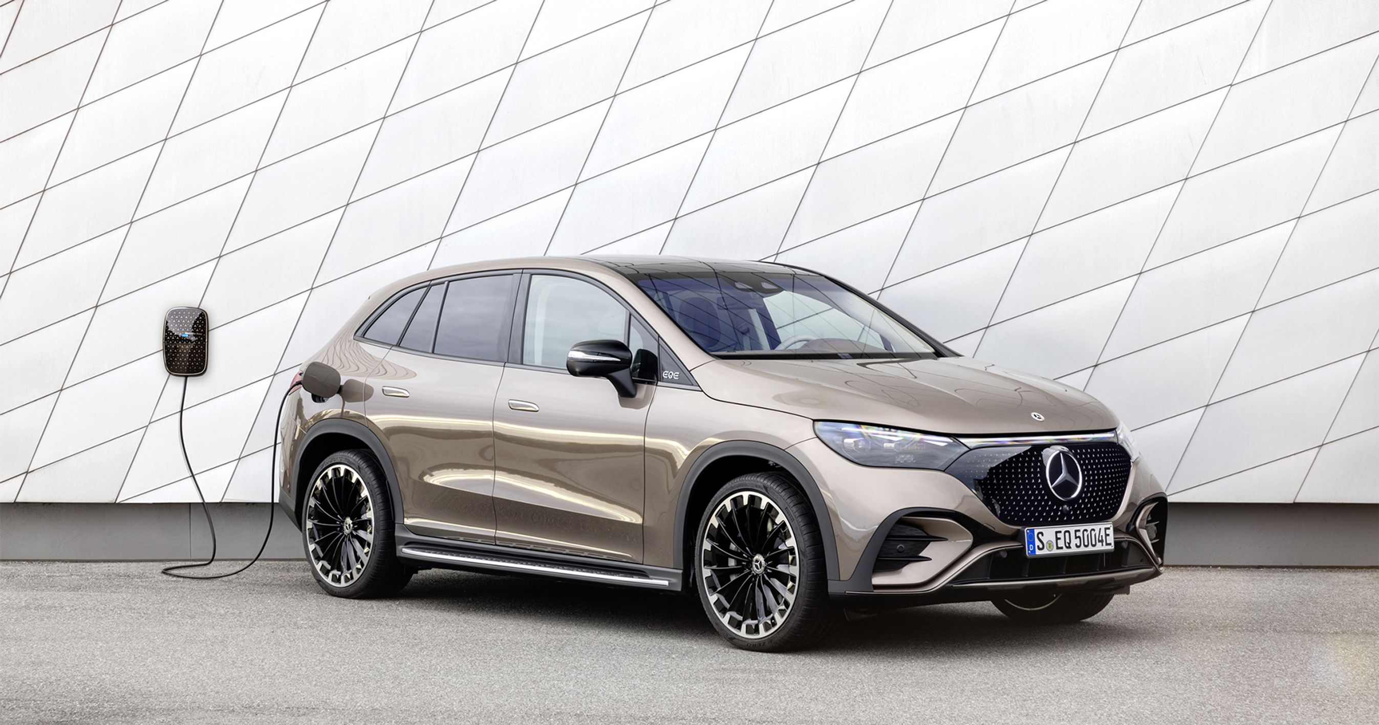 Mercedes EQE med ladestik set fra siden
