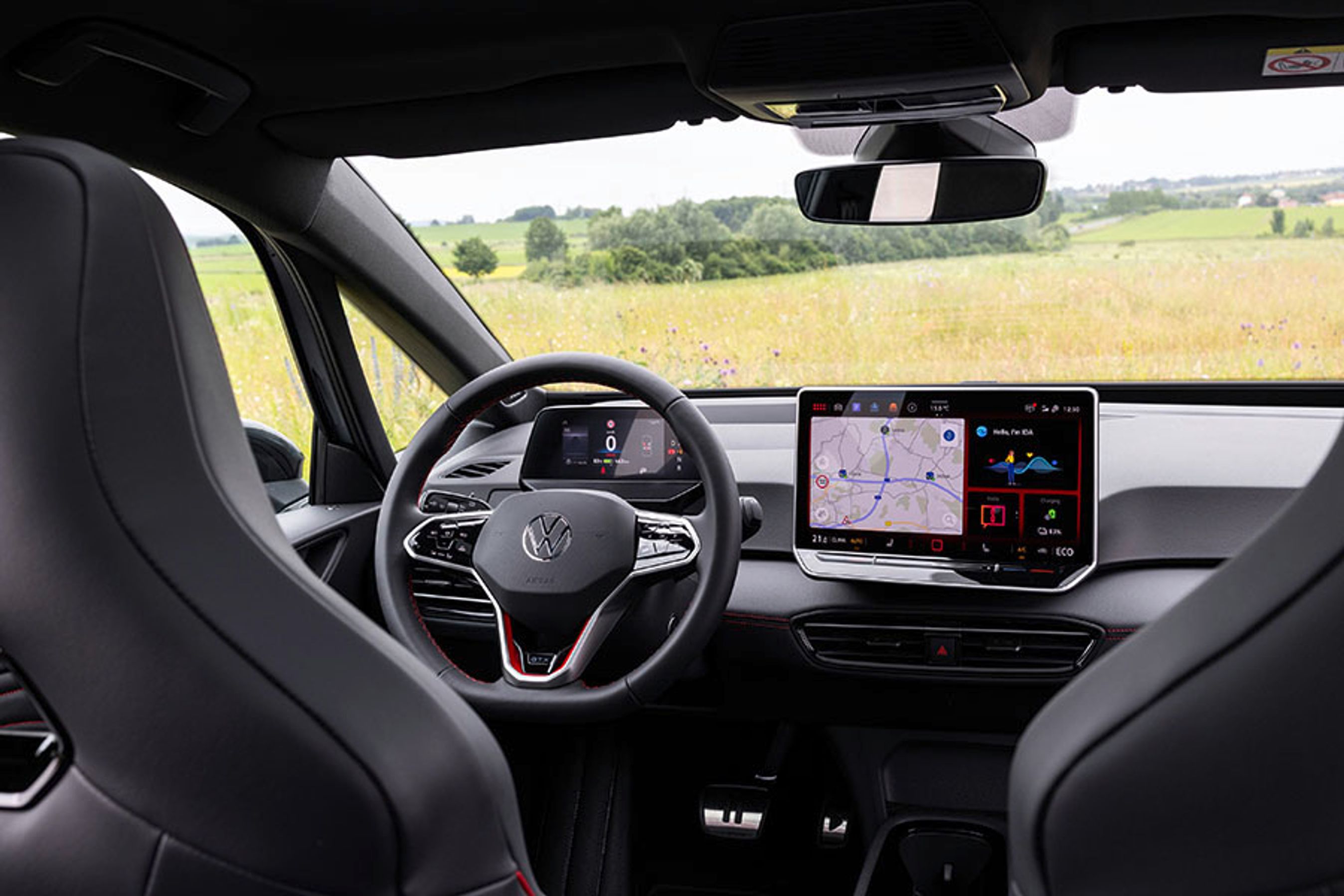 Skærmen er vokset til 13” og har fået ny og mere logisk menustruktur med mulighed for selv at vælge, hvilke hurtige genveje du ønsker at bruge. Taleassistenten er også blevet bedre og kan eksempelvis bruges til at skifte køreprogram fra Sport til Komfort.