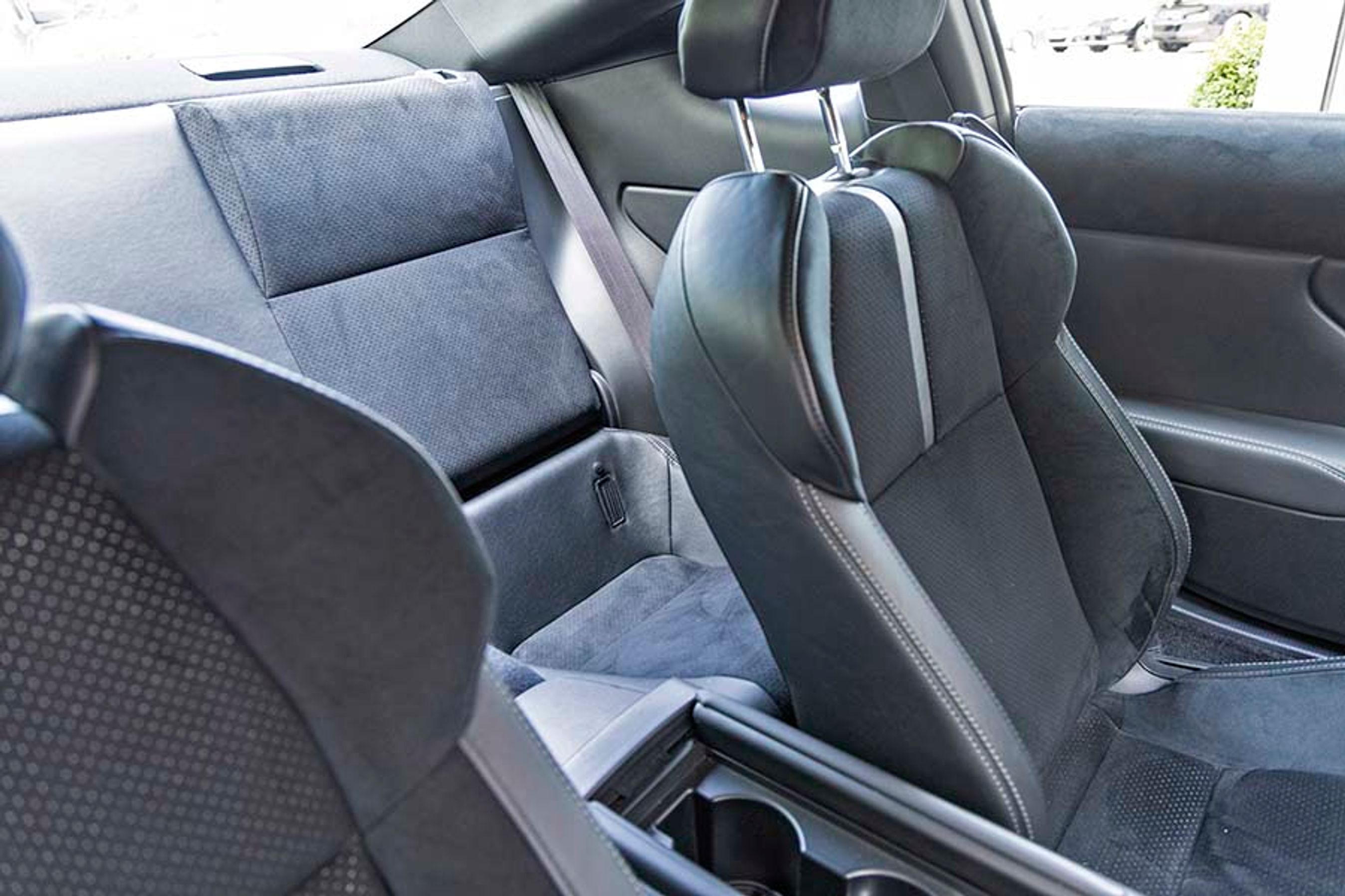 Bagsædet er et meget lille et af slagsen. Måske man skulle have droppet det og udvidet bagagerummet. Det kunne gøre bilen lidt mere praktisk, når man skal på roadtrip. 