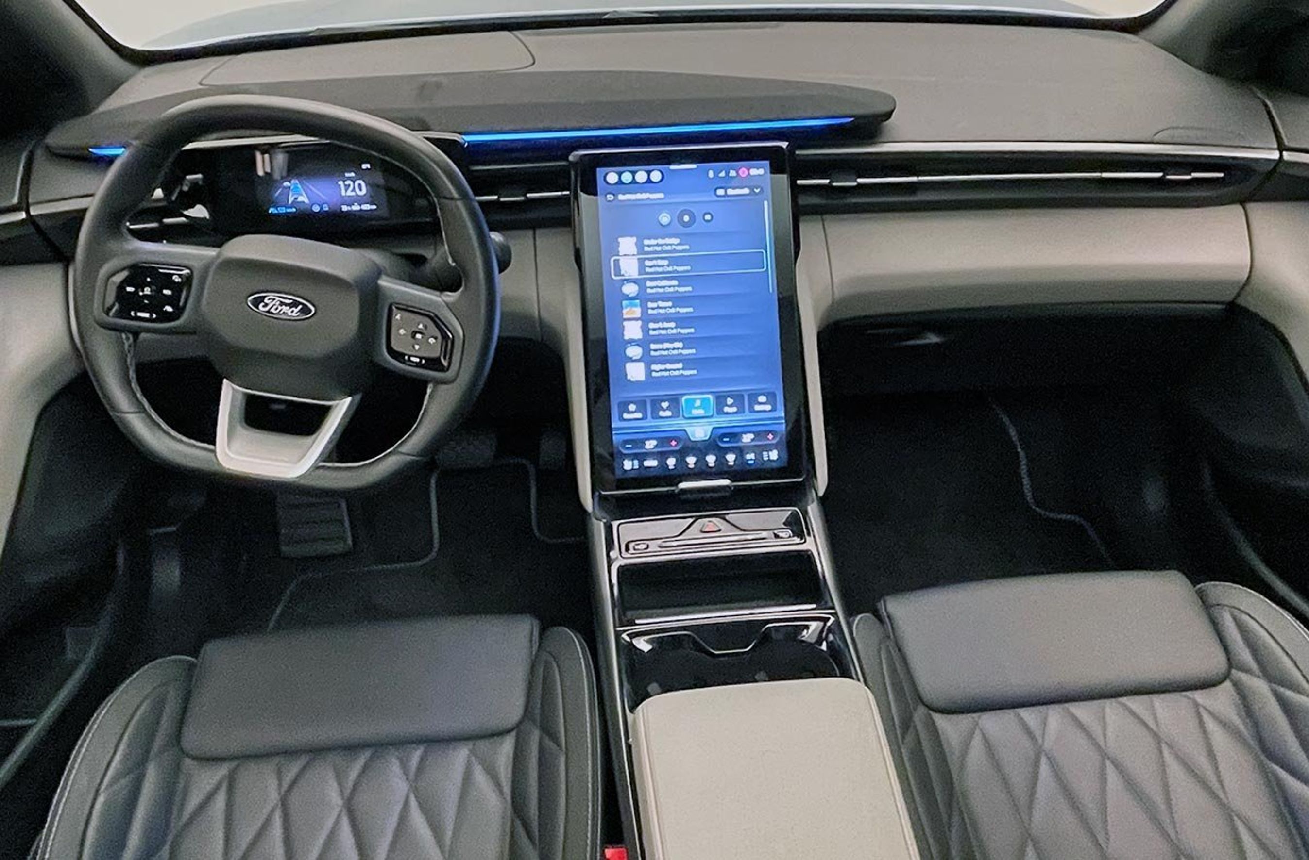 Skærmen i midten er på15 tommer, mens førerinstrumentet er en 5,3 tommer skærm.