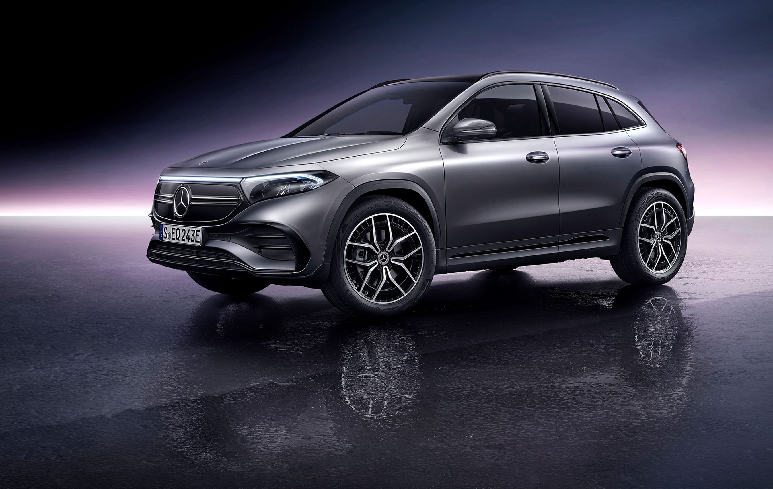 Mercedes EQA - mærkets kompakte elbil. Et lysende LED-bånd forbinder forlygterne og gør det let at genkende elbilerne fra Mercedes-Benz i mørke.