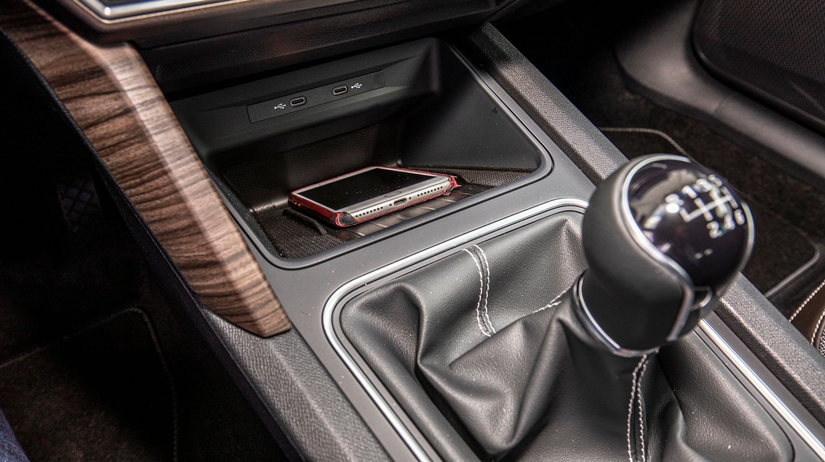 Der er mulighed for at bestille bilen med en trådløs oplader til mobiltelefonen. Den koster 2.500 kr. ekstra.