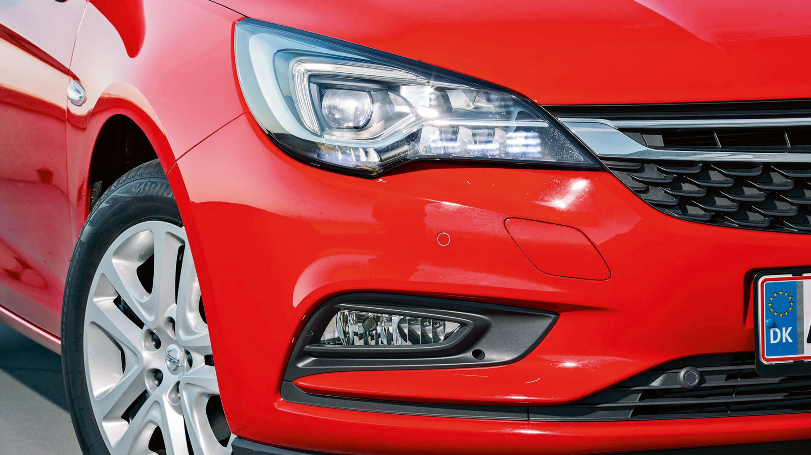 Vi kan varmt anbefale, at man tilkøber de særlige LED-forlygter, der er af den aktive slags, der tillader kørsel med langt lys uden at blænde de øvrige trafikanter. De koster 15.000 kr.