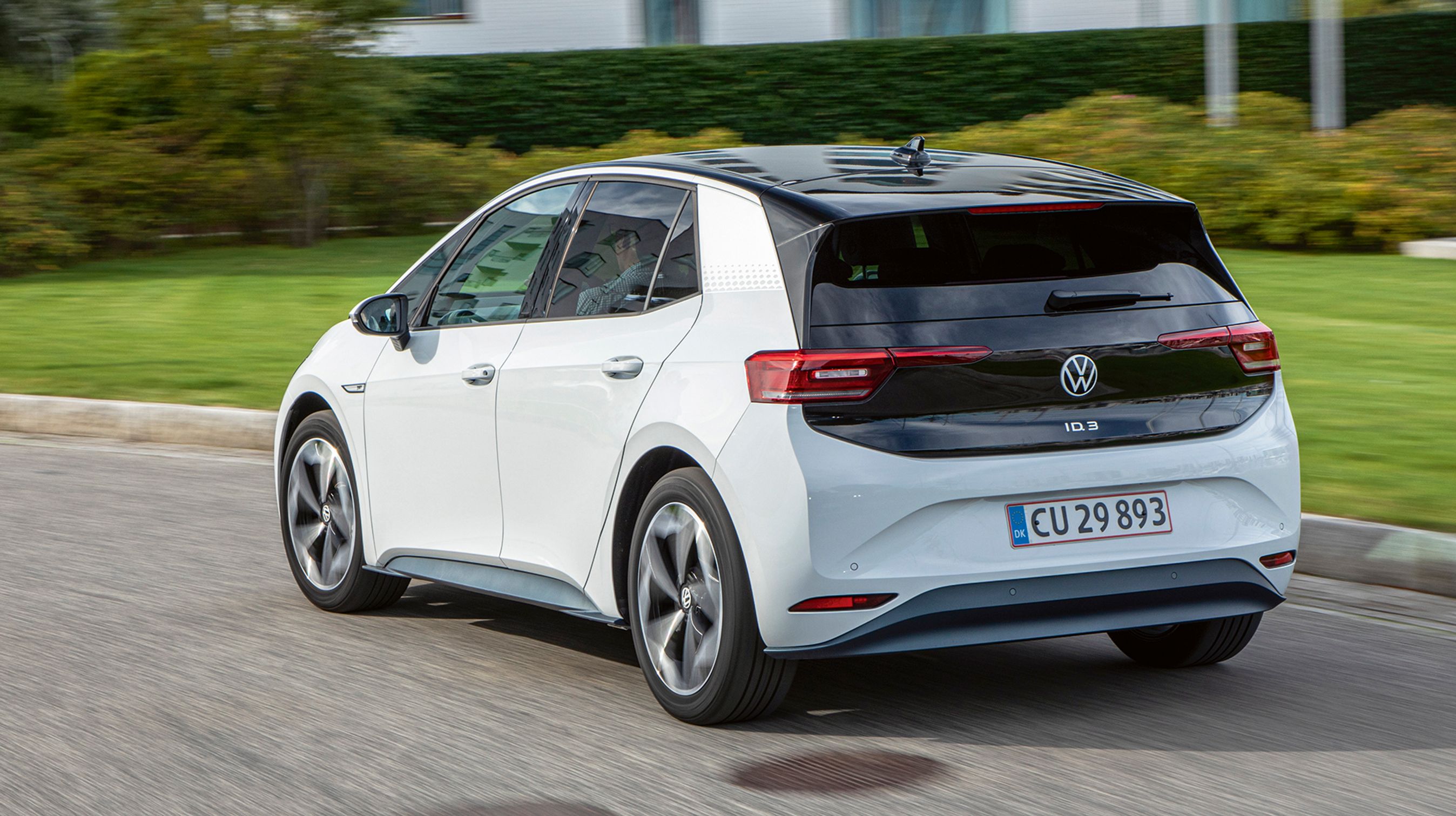 ID.3 ser ind- og udvendigt lidt mere futuristisk ud end de fleste benzin- og dieseldrevne biler. Helt så hightech som konkurrenten Tesla virker den dog ikke.