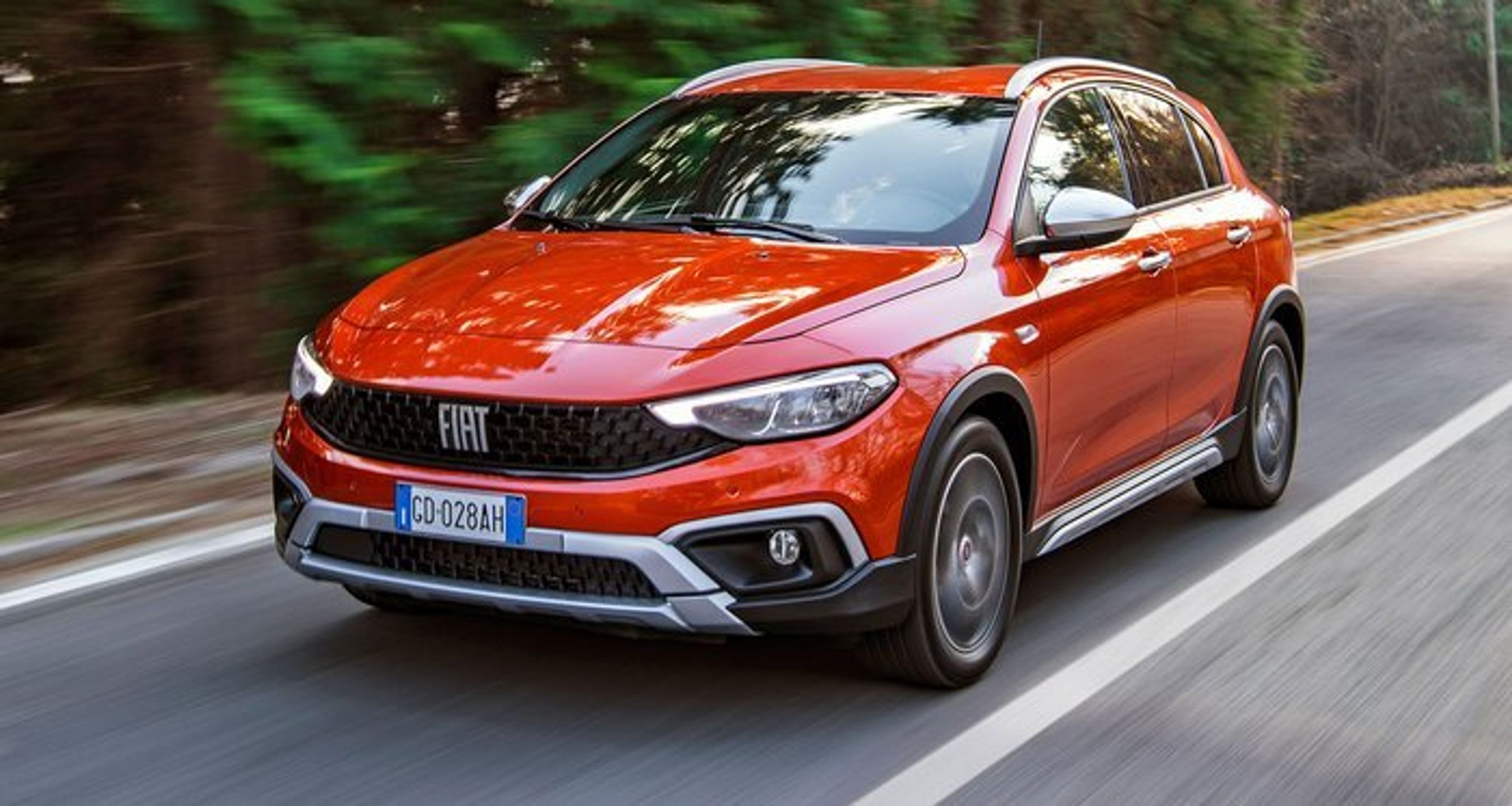 Tipo kommer i en særlig Cross-udgave, hvor skærmkanter i plast, større tagrælinger og en let ændret front skal give et mere råt udseende. Teknikken er uændret.