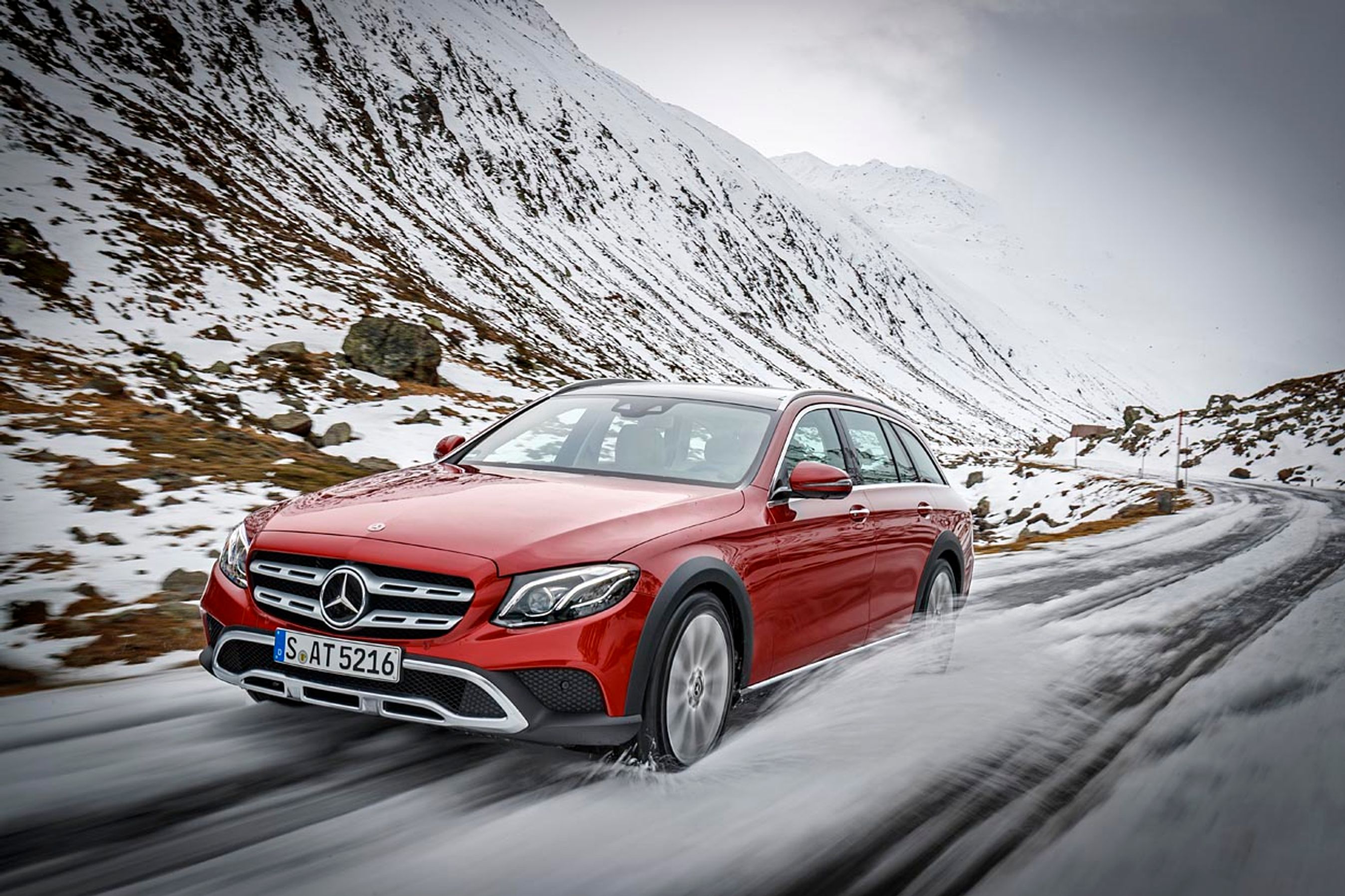 Med barsk front og plastickanter langs hjulhusene har All-Terrain skiftet karakter fra en luksusbil til en barsk familiebil til groft terræn. Foto: Mercedes