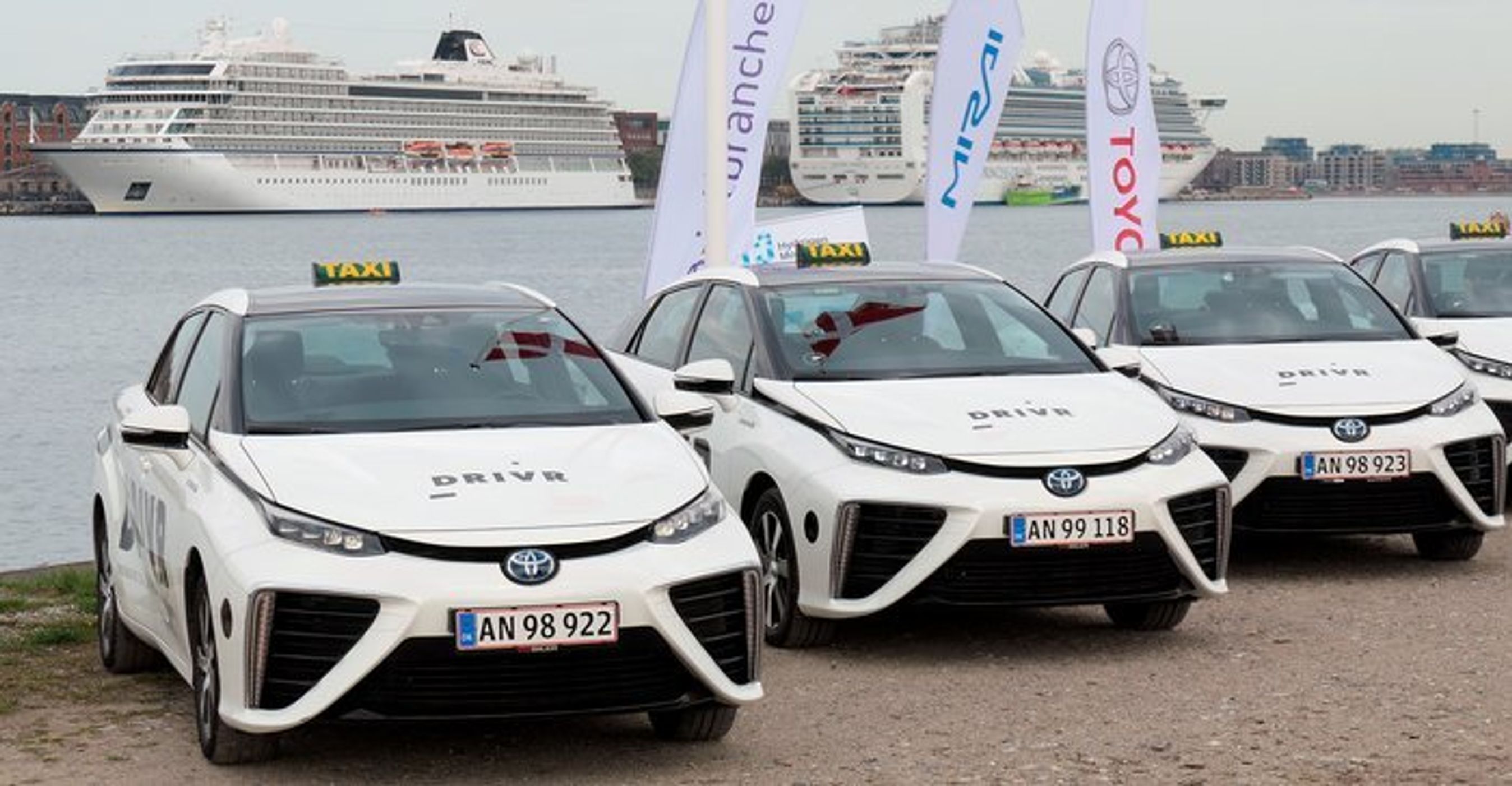 De otte Toyota Mira på Refshaleøen i København.