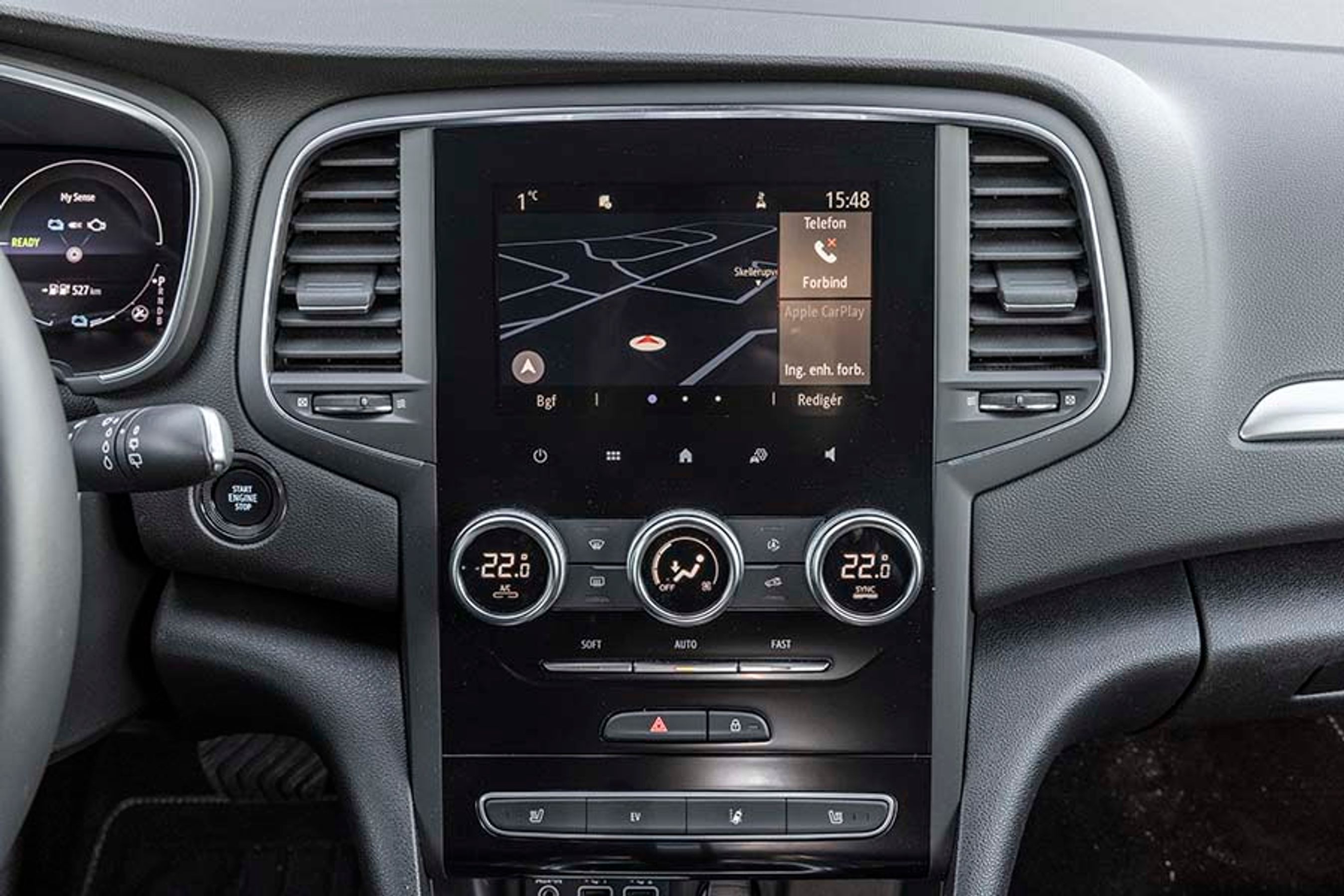 Der er tydelige drejeknapper under skærmen, der dog er klassens mindste. Man kan dog tilkøbe en større.