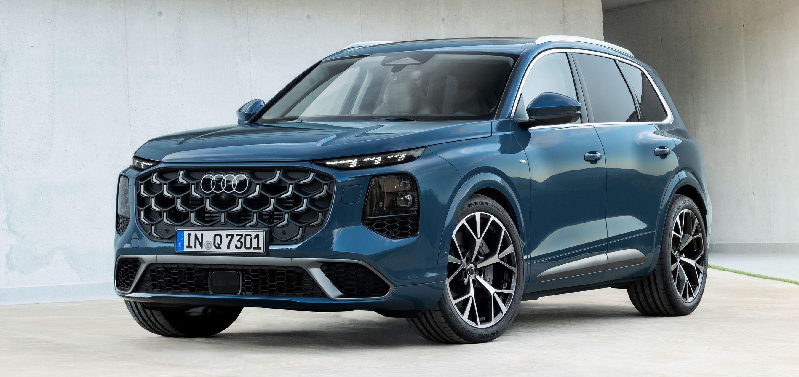 Blå Audi Q7 skråt forfra.